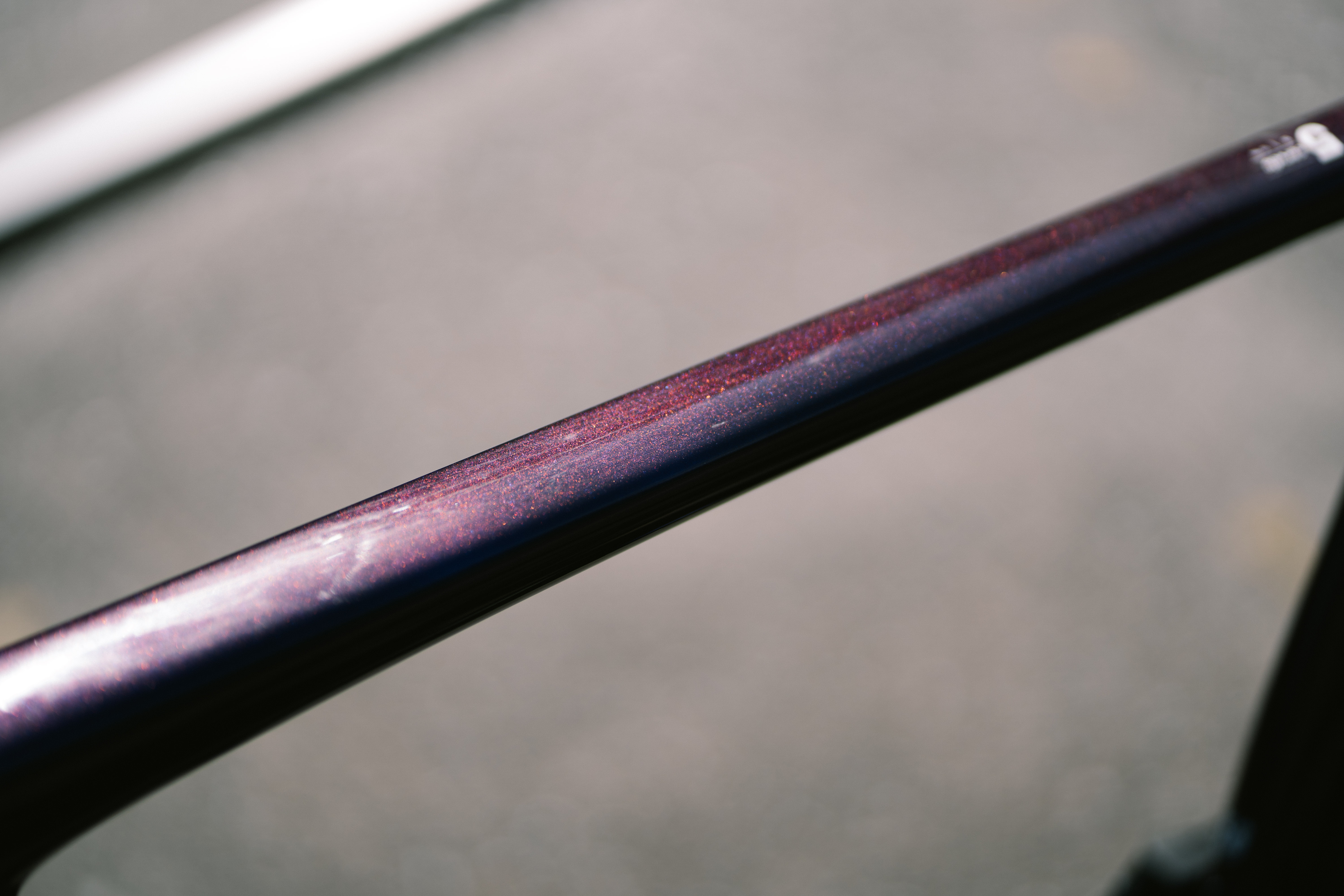 Un primer plano de pintura de una bicicleta púrpura brillante
