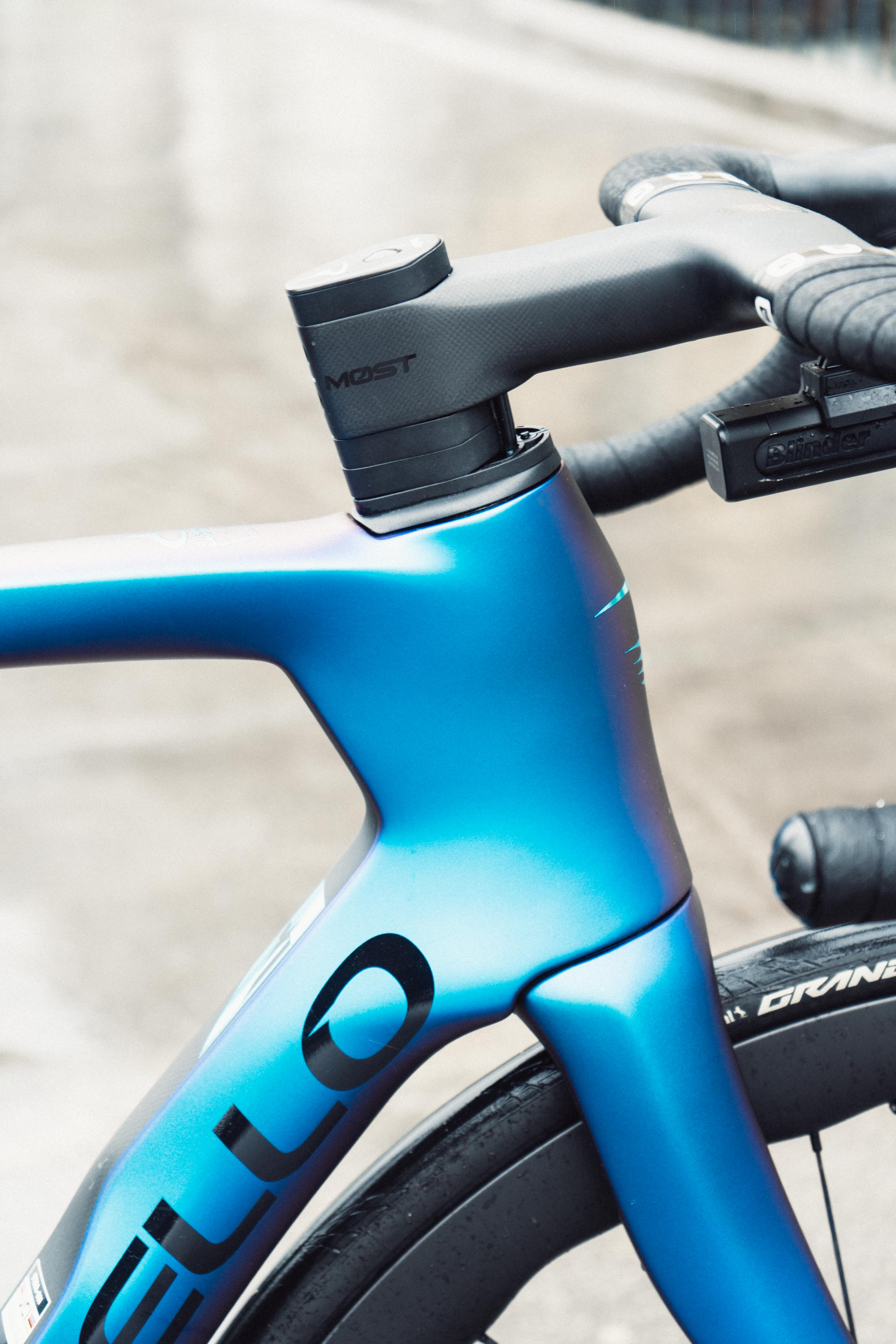 Un primer plano del tubo de cabeza de una bicicleta azul