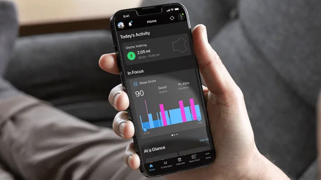 Teléfono en la mano que muestra la aplicación de Garmin y los detalles