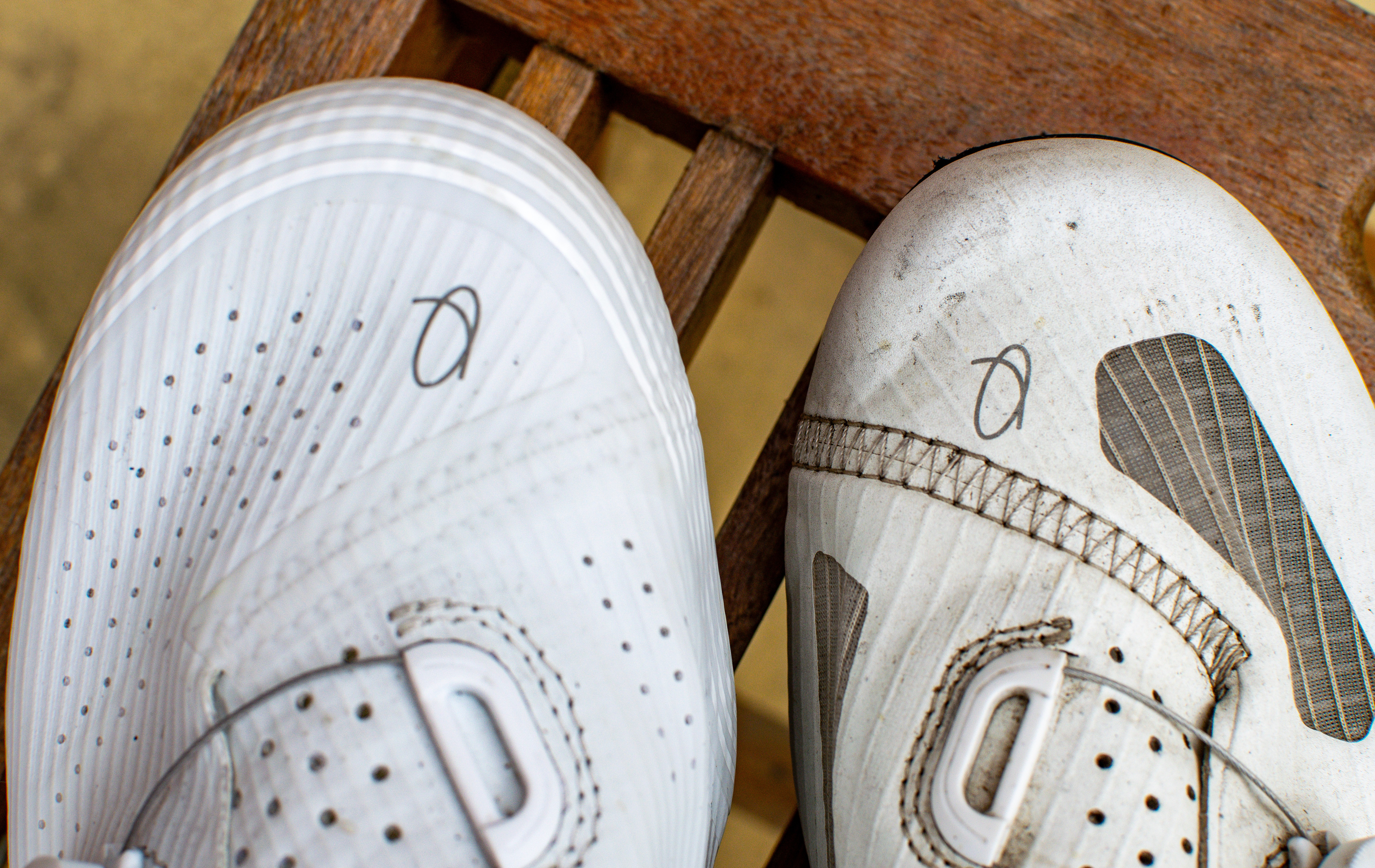 Un zapato de ciclismo White Quoc M3 Pro en una silla de madera