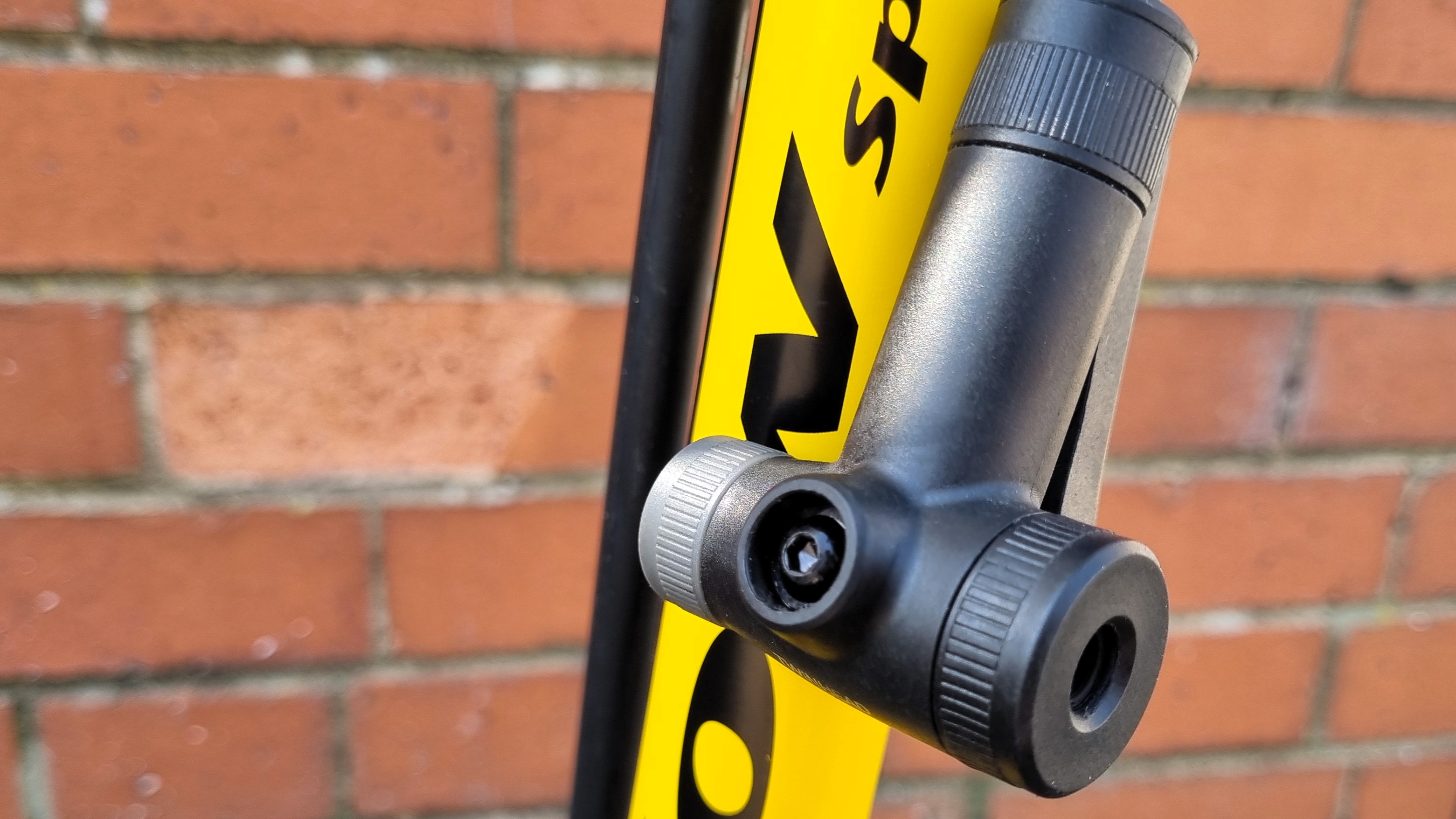 Un primer plano de la pelea de doble cabeza del topeak Joeblow Sport III