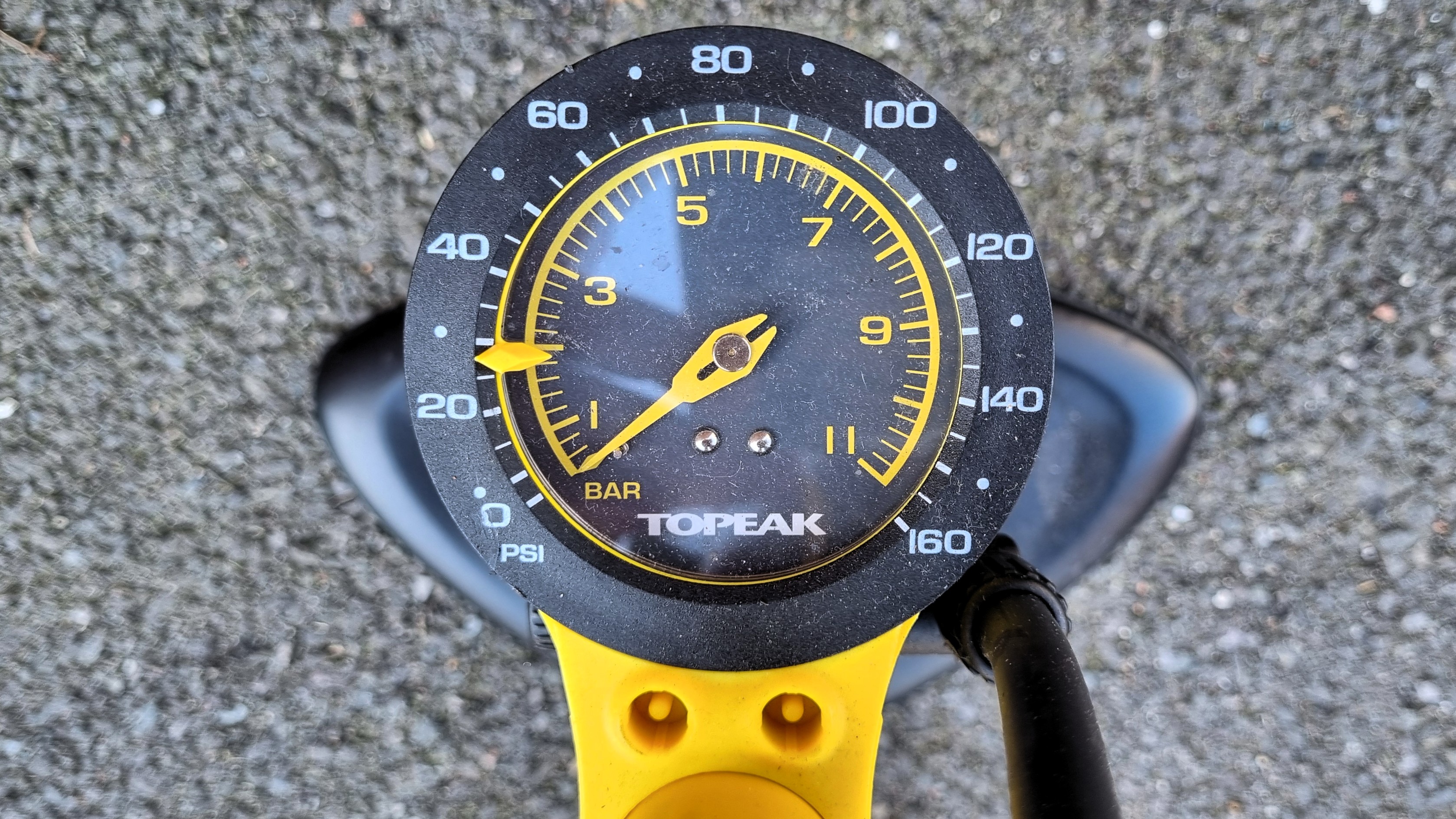 Un primer plano del medidor de presión en el topeak Joeblow Sport III
