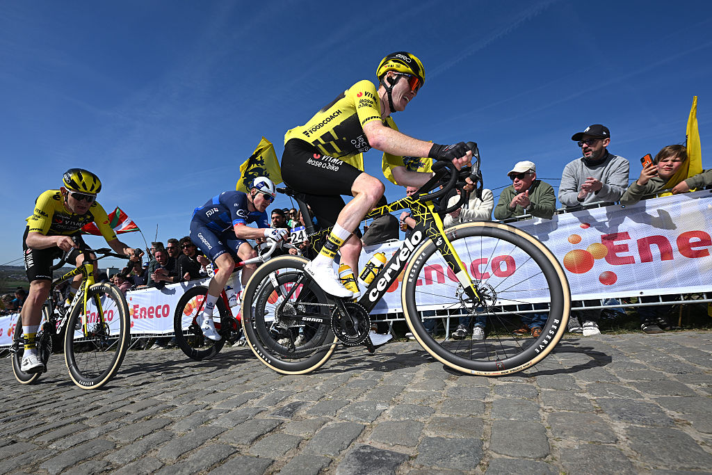 OUDENAARTE BELGIO 06 ABRIL Matteo Jorgenson de los Estados Unidos y el equipo Visma alquiler una bicicleta compite durante el 109 ° Ronde Van Vlaanderen Tour des Flandres 2025 Mens Elite A 269 km de un día Race de Brujas a Outdedearde Uciwt el 06 de abril 2025 en el foto de Belga Belga de Dario.