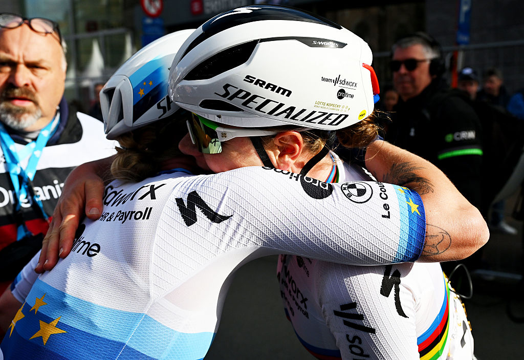 Wevelgem Belgium 30 de marzo ganadora de la carrera Lorena Wiebes de los Países Bajos y el equipo SD Worx Protime Celebre la victoria con su compañera de equipo Lotte Kopecky de Belgium después del 14 ° Gentwevelgem en Flandes Fields 2025 Womens Elite A 1689 kgm de un día de Ypres a Wevelgem Uciwwt en March 3025 en March 3025 En Womens Elite de 1689 kgm de un día de Ypress a Wevelgem Uciwwt en marzo de 2025 en marzo. Claessengetty Images