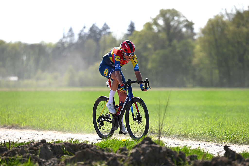 Roubaix France 12 de abril Ellen Van Dijk de los Países Bajos y el equipo Lidltrek compite durante el quinto Parisroubaix Femmes 2025 A 1485 km de una carrera de un día de Denain a Roubaix UCIWT el 12 de abril de 2025 en Roubaix France Photo de Luc Claessengett Images