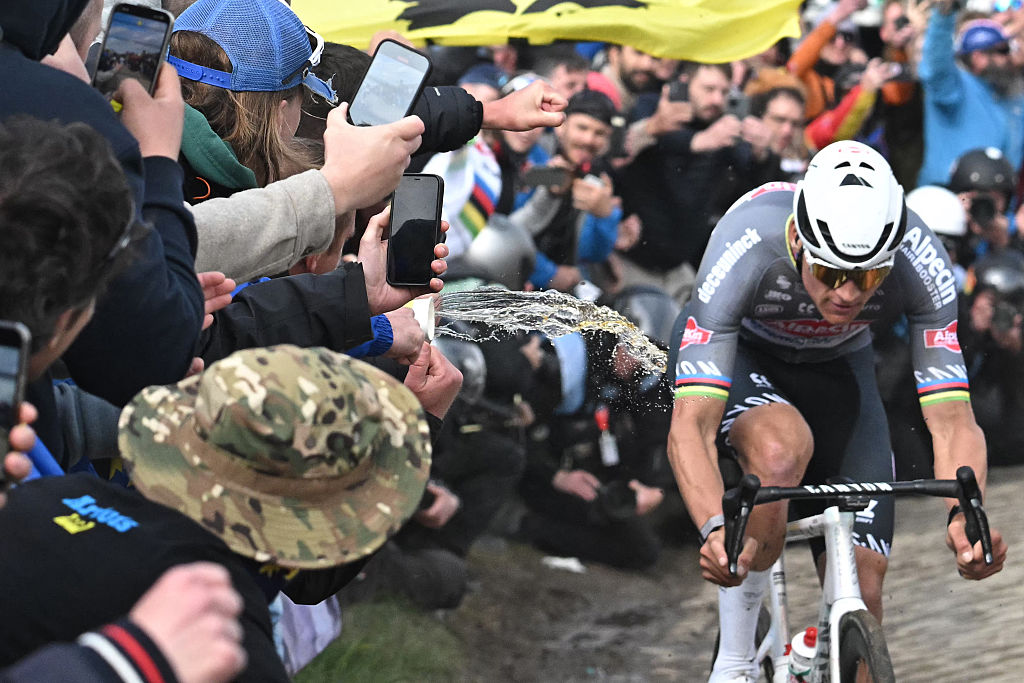 Un espectador arroja líquido a Mathieu van der Poel en el sector Carrefour de L'Arbre en el 2025 Paris-Roubaix