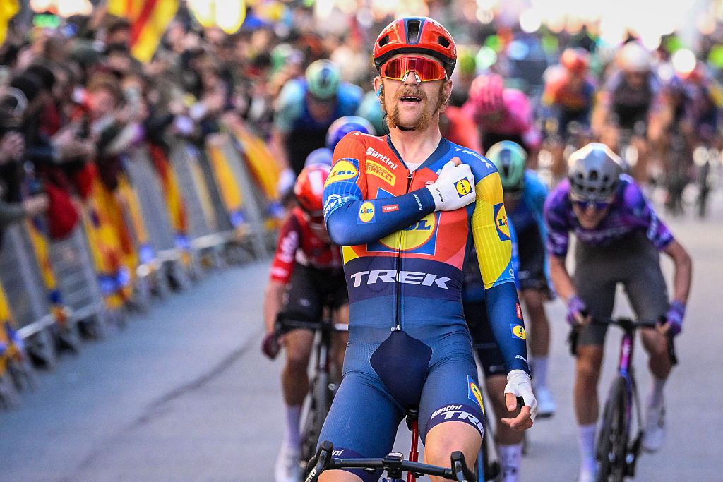 'Los corredores necesitan aprender a estar juntos' - Quinn Simmons afirma la primera victoria de WorldTour en Volta A Catalunya después de que el equipo votó para no competir con fuertes vientos