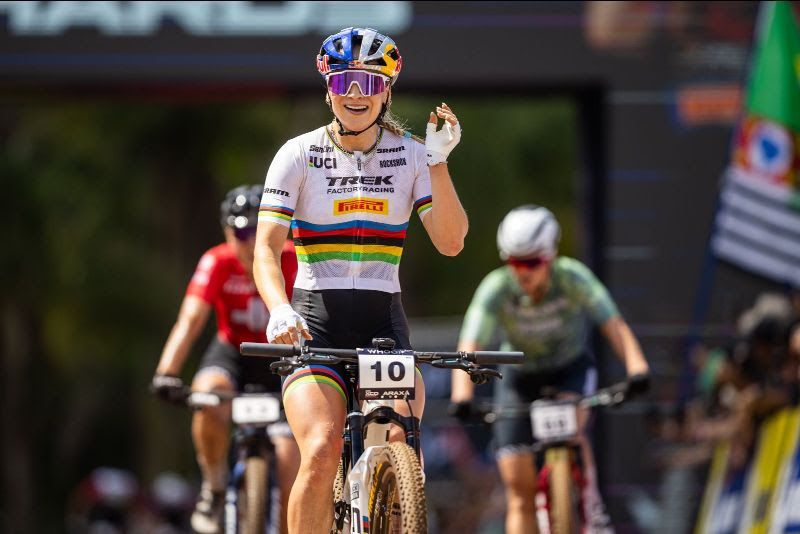 'Sentir como un videojuego' - Evie Richards supera a Pauline Ferrand -Prévot para la Copa Mundial MTB de carrera XCC Wins