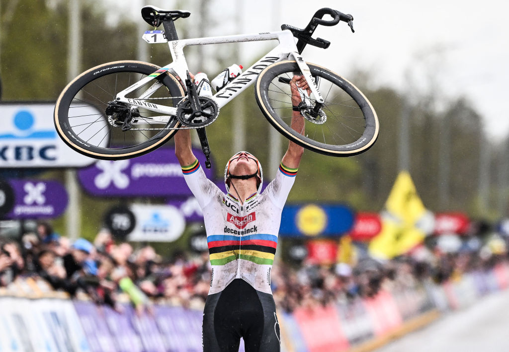 Holandés Mathieu Van der Poel de Alpecin-Deceuninck celebra después de ganar la carrera masculina de 'Ronde Van Vlaanderen' (Tour des Flandres) Un día en bicicleta de ciclismo, 270,8 km de Antwerp to OldenAarde, el 31 de marzo de 2024. (Foto de Laurie Dieffembacq / Belga / Afp) / Belgium Out)