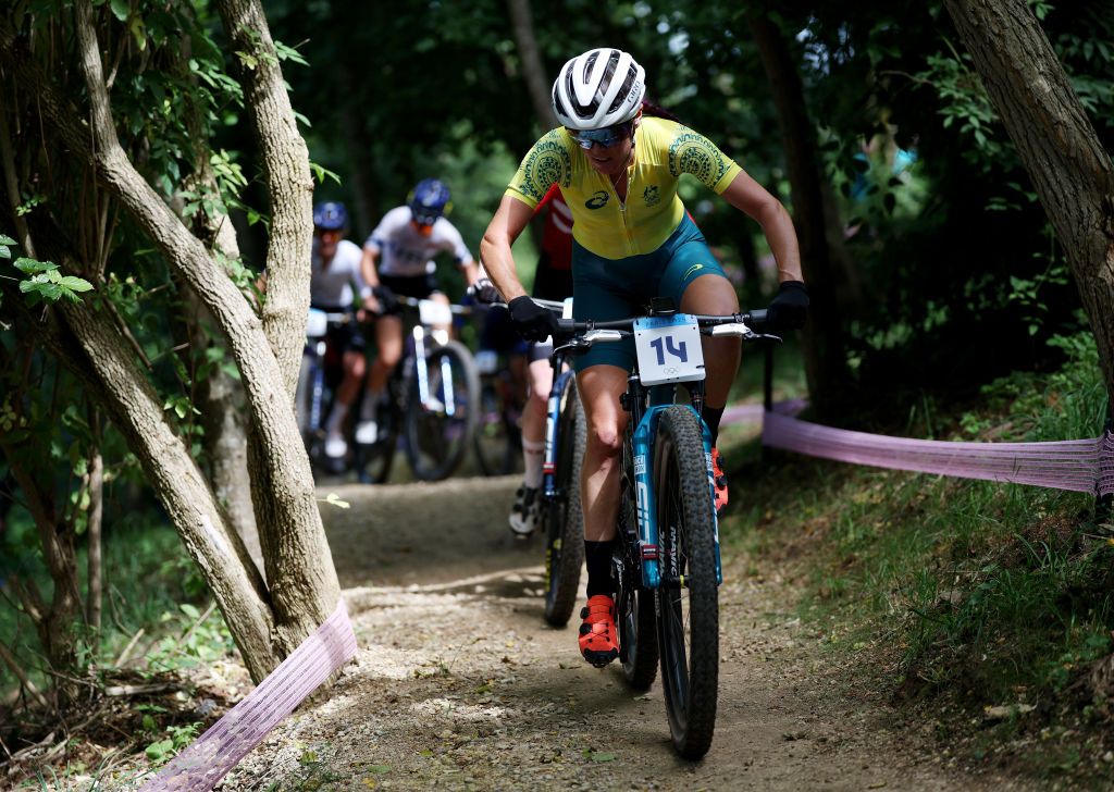 'Una píldora dura para tragar' - LESIONADA REBECCA HENDERSON MISSA FIRST Ever Mountain Bike World Series, pero aparece en Nové Město