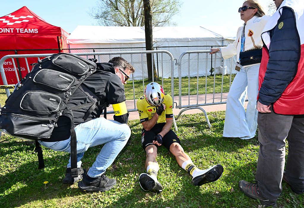 'Yo era demasiado egoísta': calambres y 'gran error' trae a Wout Van Aert Heartbreak en Dwars Door Vlaanderen por segundo año seguido