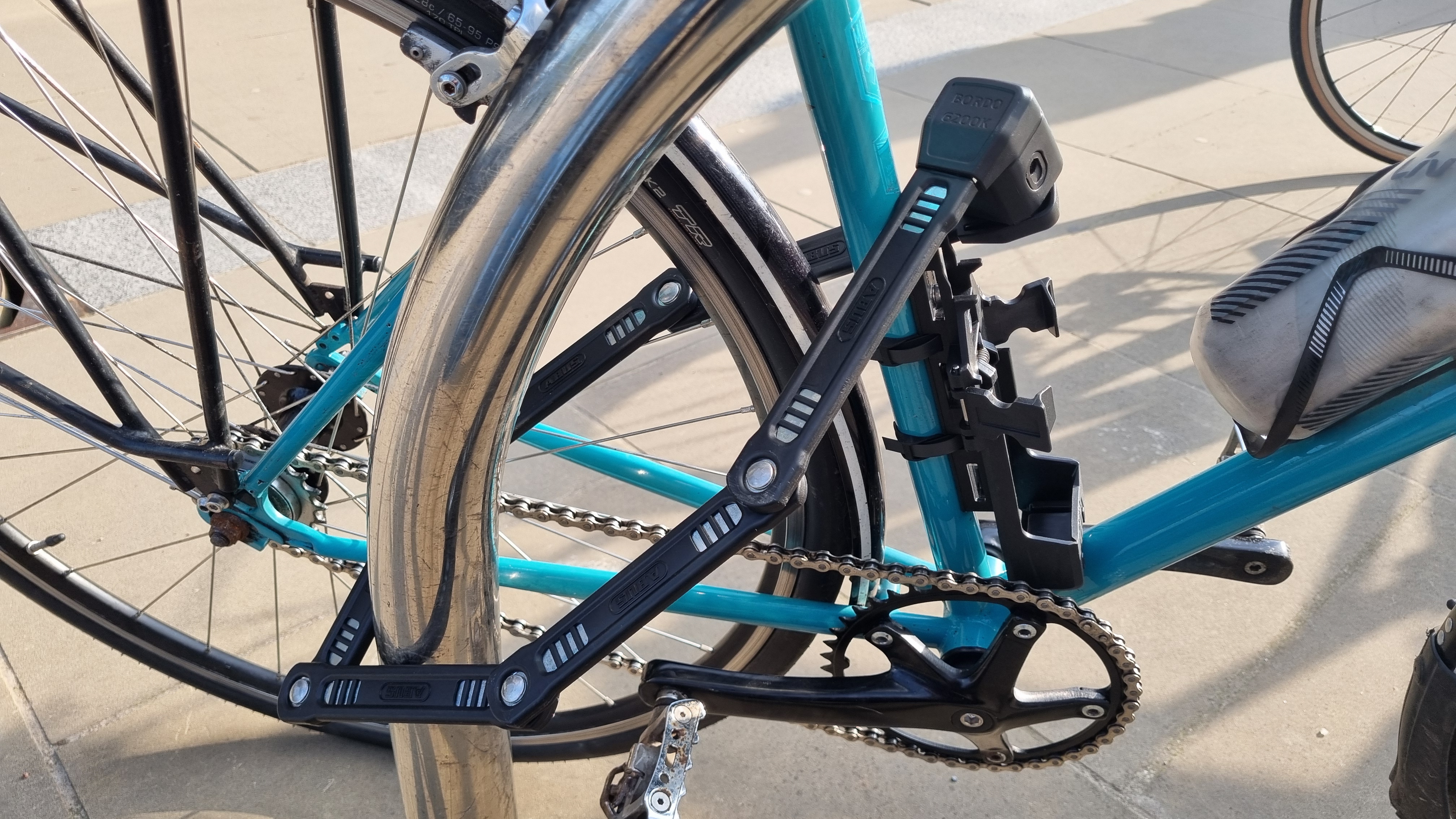 Abus Bordo 6200K Lock, envuelto alrededor de una bicicleta y un soporte de bicicleta