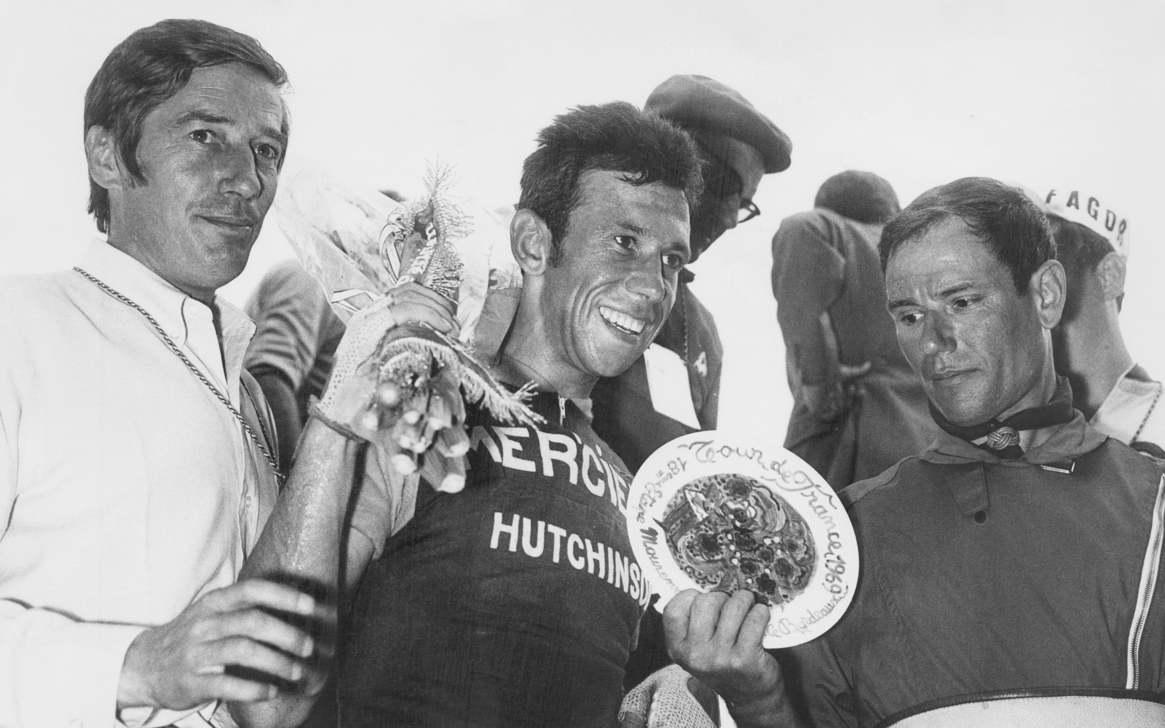 El ciclista británico Barry Hoban recibe su trofeo después de ganar la 18a etapa del Tour de Francia en Burdeaux, 18 de julio de 1968. Está en bicicleta con el equipo de Mercier-Hutchinson. (Foto de Agence France Presse/Getty Images)