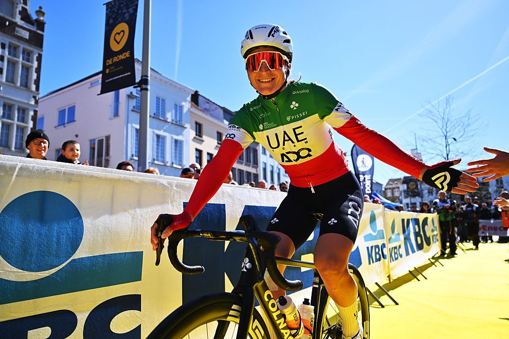 Elisa Longo Borghini sufre una conmoción cerebral en el recorrido por el choque de Flandes
