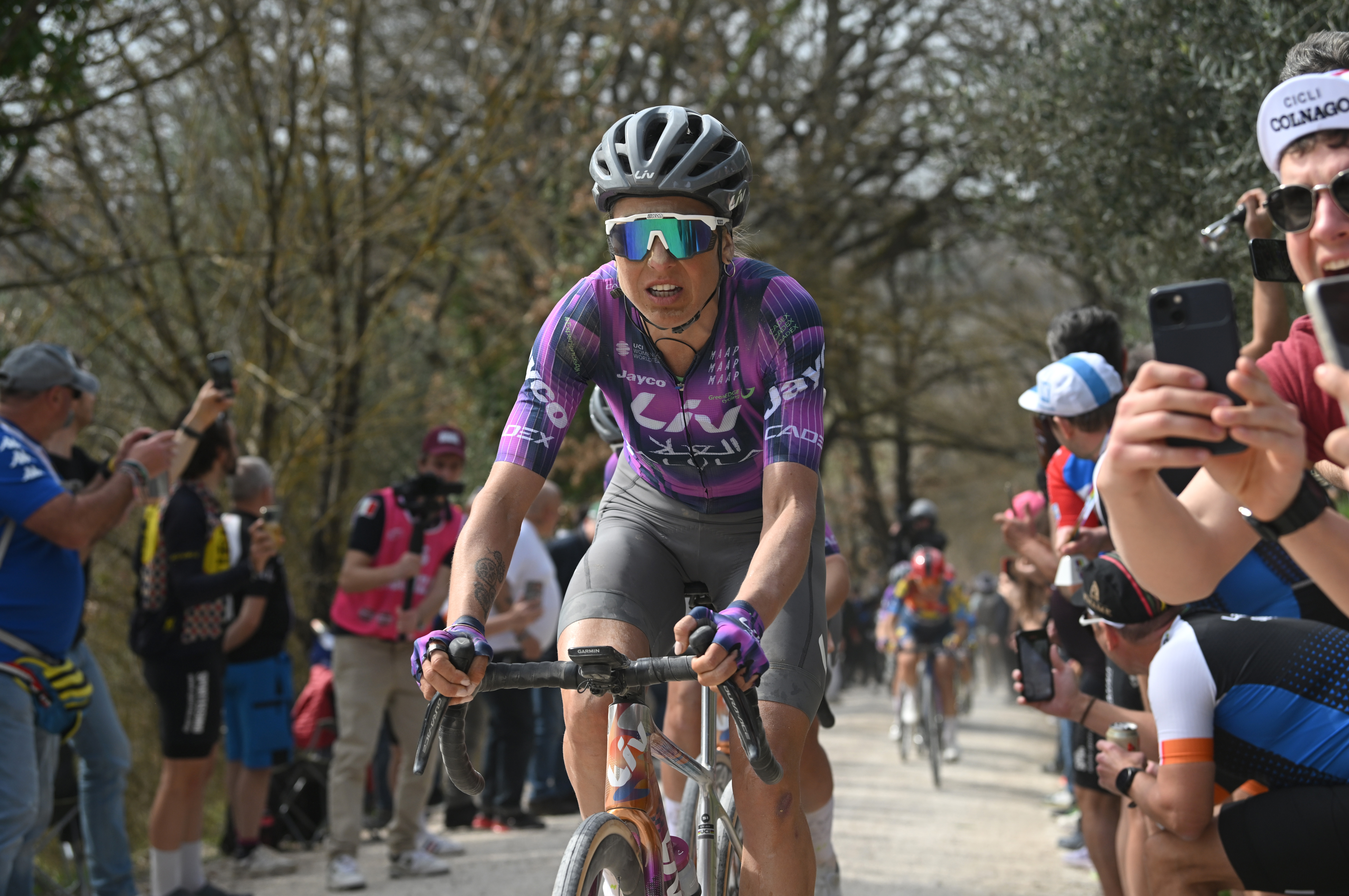 Mavi García corriendo al quinto lugar en Strade Bianche en marzo