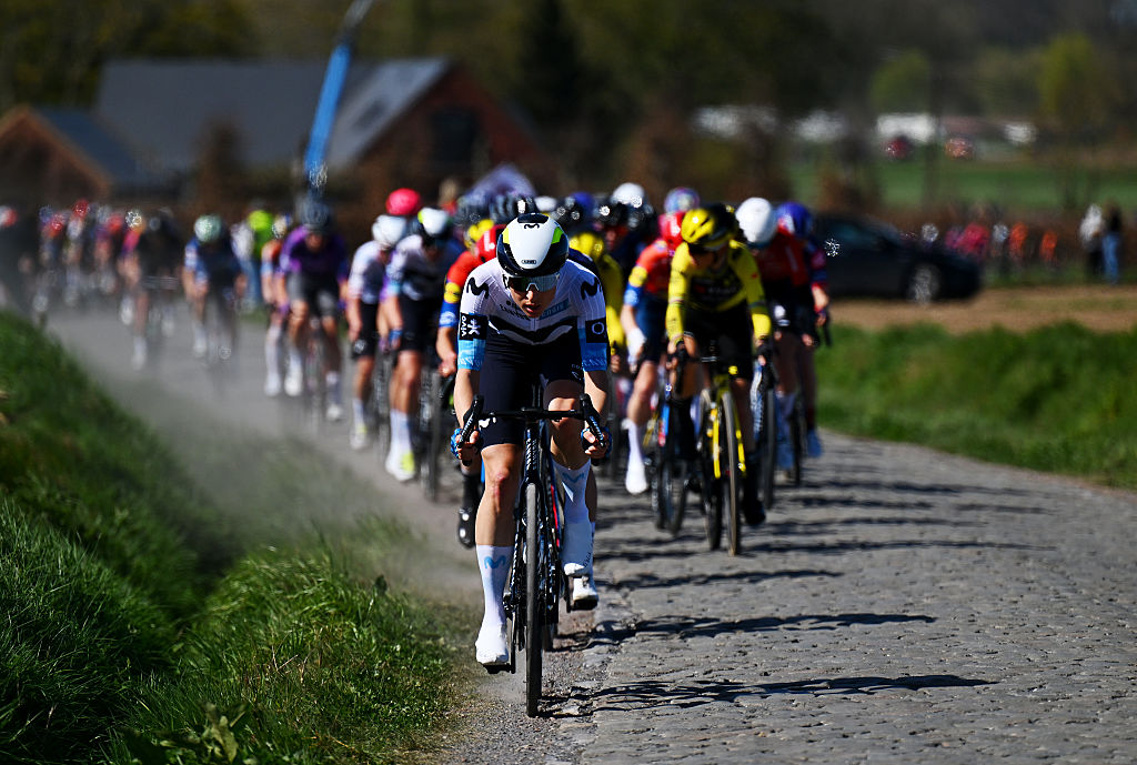 OUDENAARTE BELGIO 06 ABRIL MARLEN REUSSER DE SUMBERLAND y MOVISTAR El equipo compite durante el 22º Ronde Van Vlaanderen Tour des Flandres 2025 Womens Elite A 1689 km de un día desde Outdenaarde a Outdenaarde Uciwwt el 06 de abril de 2025 en Ourdenade Images de Luc Claessengety