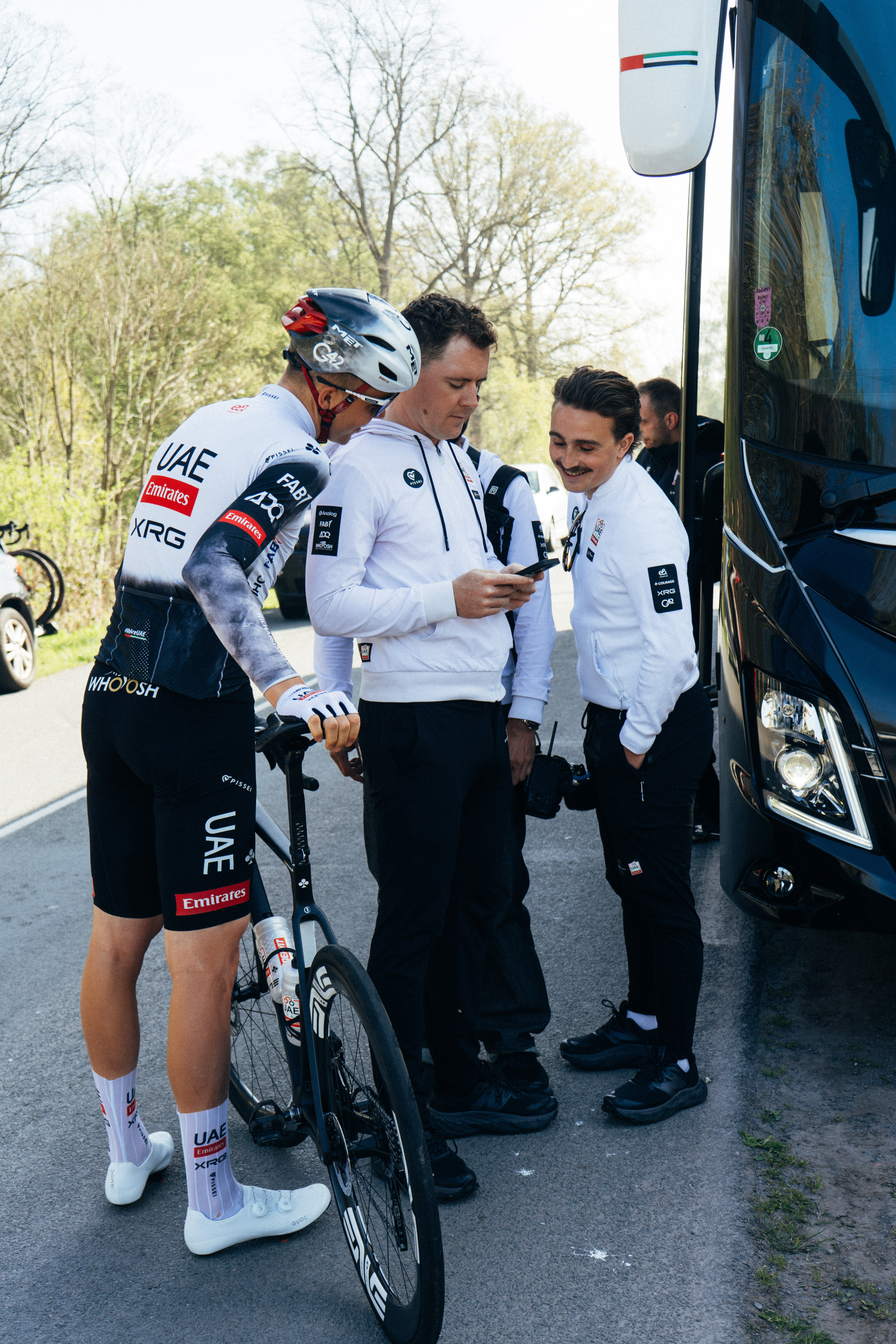 Tim Wellens fuera del autobús Emirates del equipo de los EAU antes del Paris-Roubaix 2025 Recon