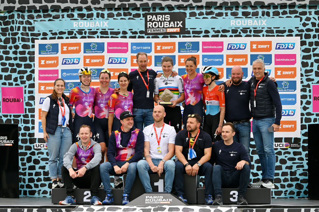 Roubaix Francia 06 Abril Una vista general de la ganadora de la carrera Lotte Kopecky de Belgium Elena Cecchini de Italia Barbara Guarischi de Italia Christine Majerus de Luxemburgo Femke Markus de los Países Bajos Lorena Wiebes de los Países Bajos y el equipo Sd Worx Protime Danny Stam de los deportes de los holandeslands y el personal de los Netreys de los Netra de los Netra de los Netra de los Netra de los Netra de los Netraes de los Popadores de los Polteos del equipo de los Poplados del equipo de los Poodemias del equipo de los Netra de los Netreys de los Poodemias del equipo de los Netreys. Durante el 4to Parisroubaix Femmes 2024 una carrera de 1485 km de un día de Denain a Roubaix en UCIWWT 06 de abril 2024 en Roubaix France Photo de Luc Claessengetty Images