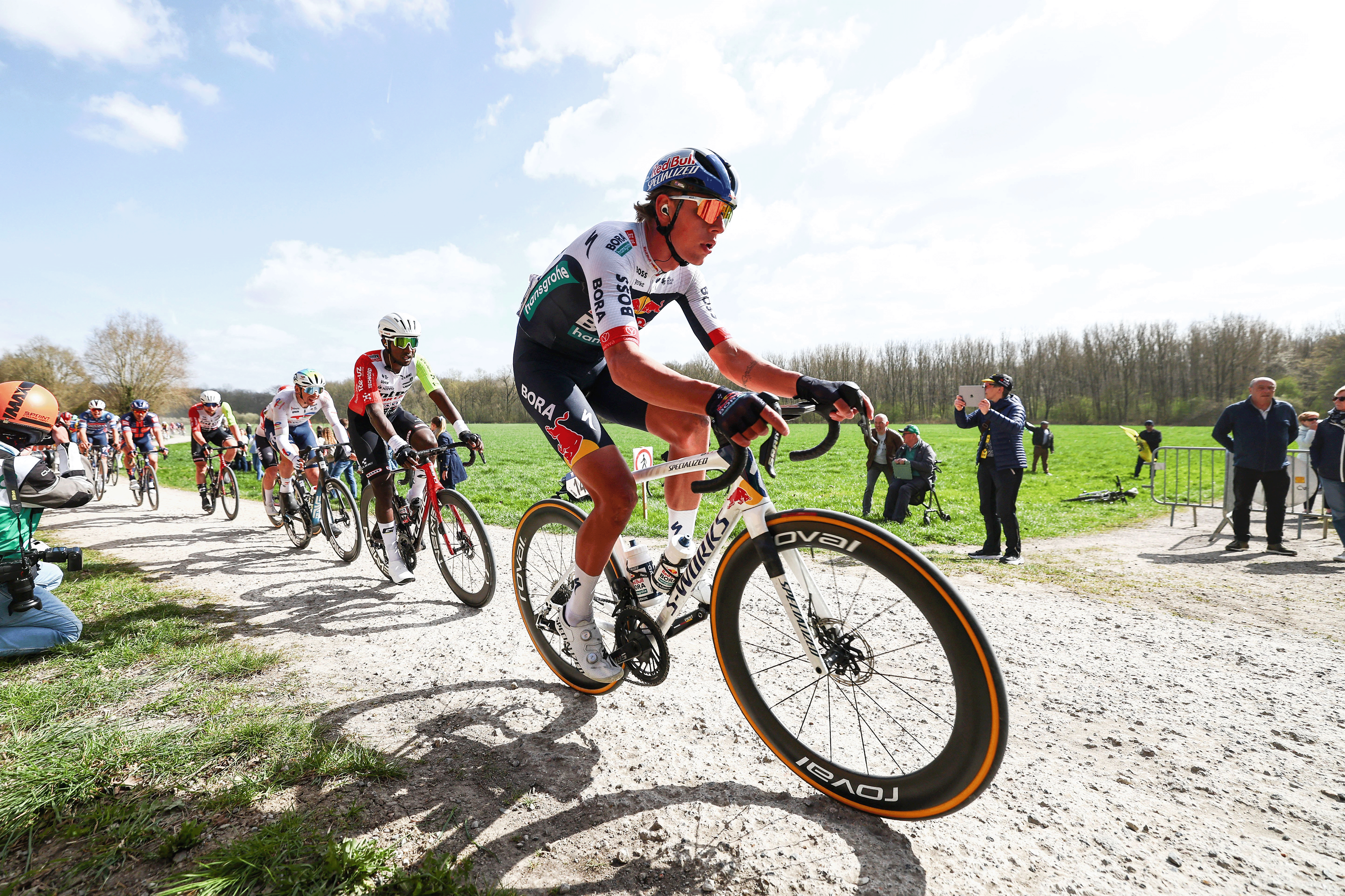 Laurence Pithie (R) (R) de Redbull-Bora-Hansgroh de Nueva Zelanda compite durante la élite masculina un día 250.3 km (155 millas) Ciclismo de ciclismo 'Gent-Wevelgem-En Fields de Flandes' de Ieper a Wevelgem el 30 de marzo de 2025. (Foto de David Pintens / Belga / AFP) / Afp) Getty Images)