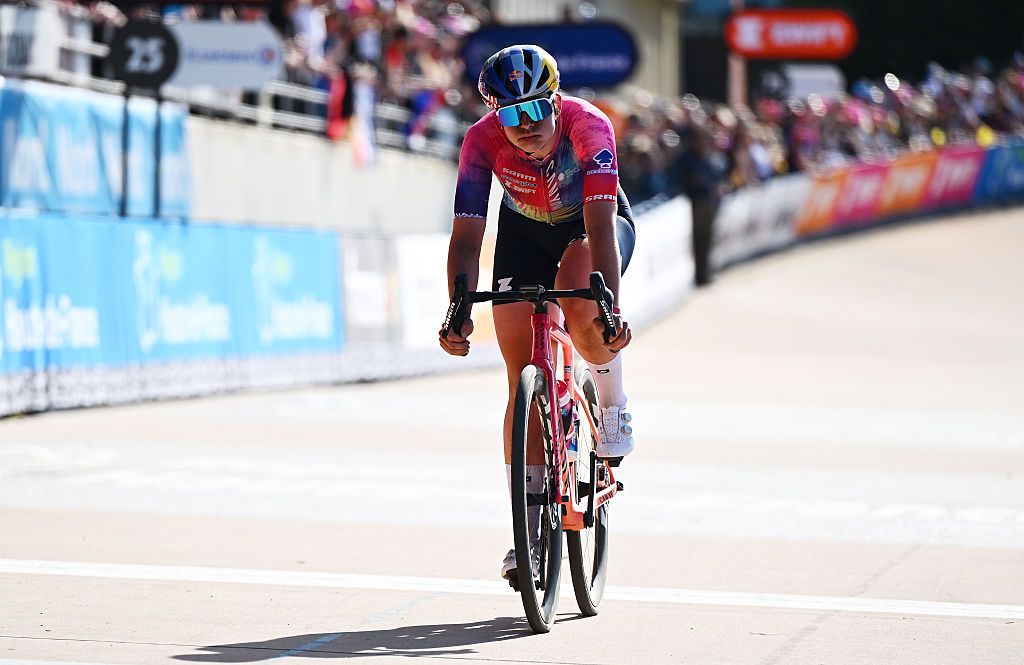 Roubaix France 12 de abril Zoe Backstedt del Reino Unido y el equipo CANYONSRAM cruza la línea de meta durante el quinto Parisroubaix Femmes 2025 Una carrera de 1485 km de un día de Denain a Roubaix UCIWWWT UCIWT el 12 de abril de 2025 en Roubaix France Foto de Luc Claessentett Images Images