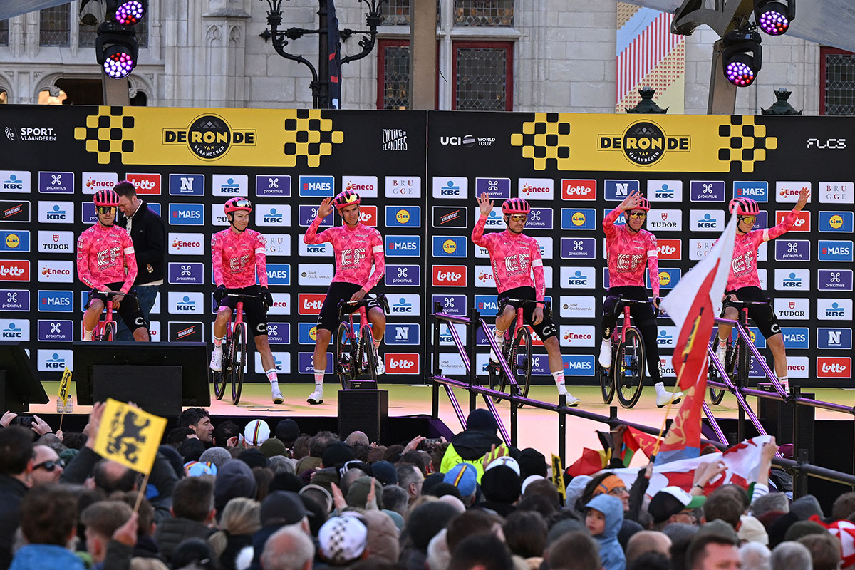 Brujas Bélgica 06 ABRIL Harry Sweeny de Australia Colby Simmons de los Estados Unidos Owain Doil de Gran Bretaña Mikkel Frolich Honor de Dinamarca Marijn van den Berg de los Países Bajos Neilson Powless de los Estados Unidos Max Walker de Gran Bretaña y Equipo de Equipo Easpost a la 109. Día de la carrera de Brujas a Oudenaarde Uciwt el 06 de abril de 2025 en Brujas Foto de Bélgica por Dario Belingherigetty Images