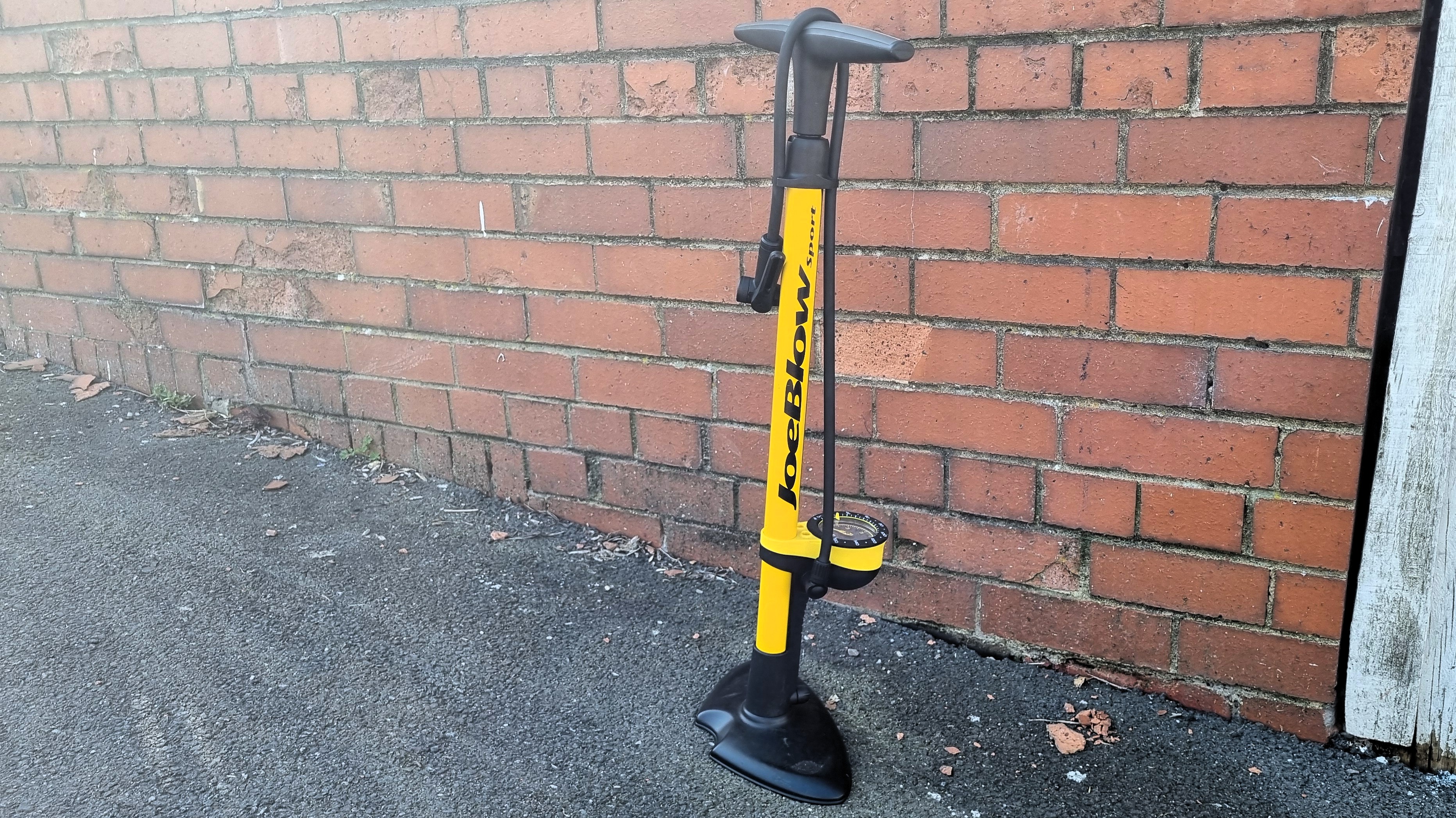 El topeak Joeblow Sport III frente a una pared de ladrillo rojo