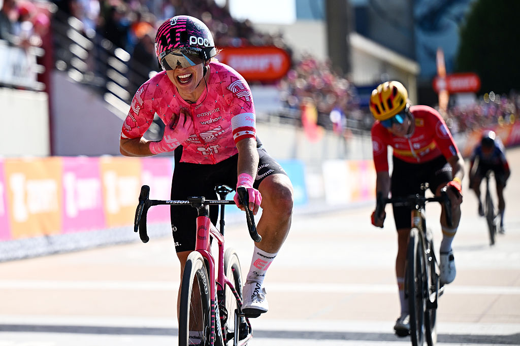 Roubaix Francia 12 de abril Alison Jackson de Canadá y Equipo Ef Educationly cruza la línea de meta durante el quinto Parisroubaix Femmes 2025 A 1485 km de una carrera de un día de Denain a Roubaix uciwwt Uciwt el 12 de abril de 2025 en Roubaix France Foto de Luc Claessentetty Images