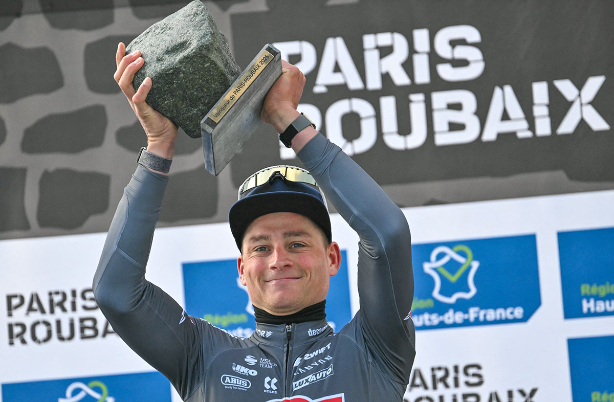 Van der Poel levanta su tercer Trofeo de Cobblestone Paris-Roubaix después de su victoria en solitario