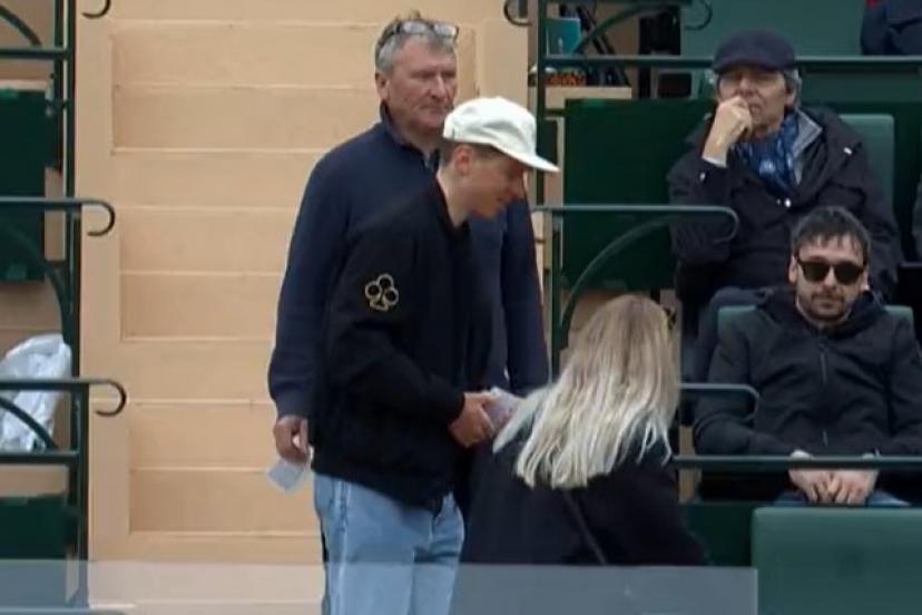 Tadej Pogačar estaba en problemas cuando interrumpió un partido de tenis