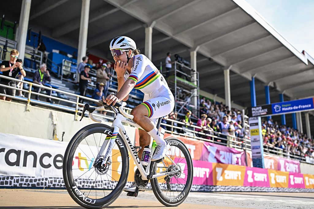 La belga Lotte Kopecky de SD Worx-Protime parece desaconsejada después de la carrera femenina de la carrera de ciclismo de un día 'Paris-Roubaix, 148,5 km de Denain a Roubaix, Francia, el sábado 12 de abril de 2025. Foto de Belga Jasper Jacobs (foto de Jasper Jacobs / Belga Mag / Belga)
