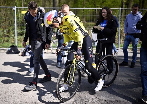 Wout Van Aert tiene un viaje salvaje durante el reconocimiento de Paris -Roubaix - Video
