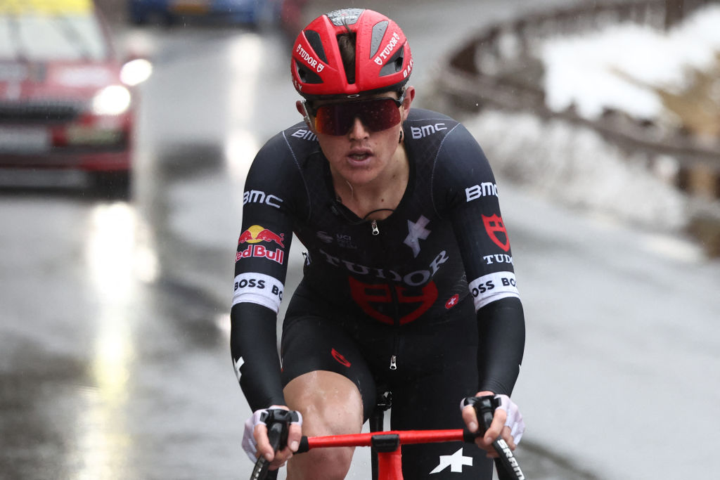 El piloto australiano de Tudor Pro Cycling, Michael Storer, cicla en una escapada en los kilómetros finales de la séptima etapa de la carrera de ciclismo de París-Nices, 109,3 km entre Niza y Auron, el 15 de marzo de 2025. (Foto de Anne-Christine Poujoulat / AFP)