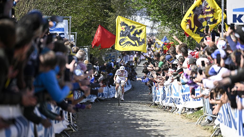 El jinete esloveno de Emirates de los EAU, Tadej Pogacar, compite en la carrera masculina del Tour of Flandes un día en ciclismo, 268,9 km de Brugge a Ovenaarde, el 6 de abril de 2025. (Foto de Jan de Meuleneir / Belga / AFP) / Belgium Out