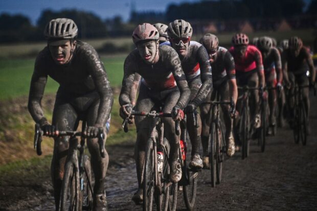 ¿Un húmedo Paris-Roubaix descarrilará el debut de Tadej Pogačar?