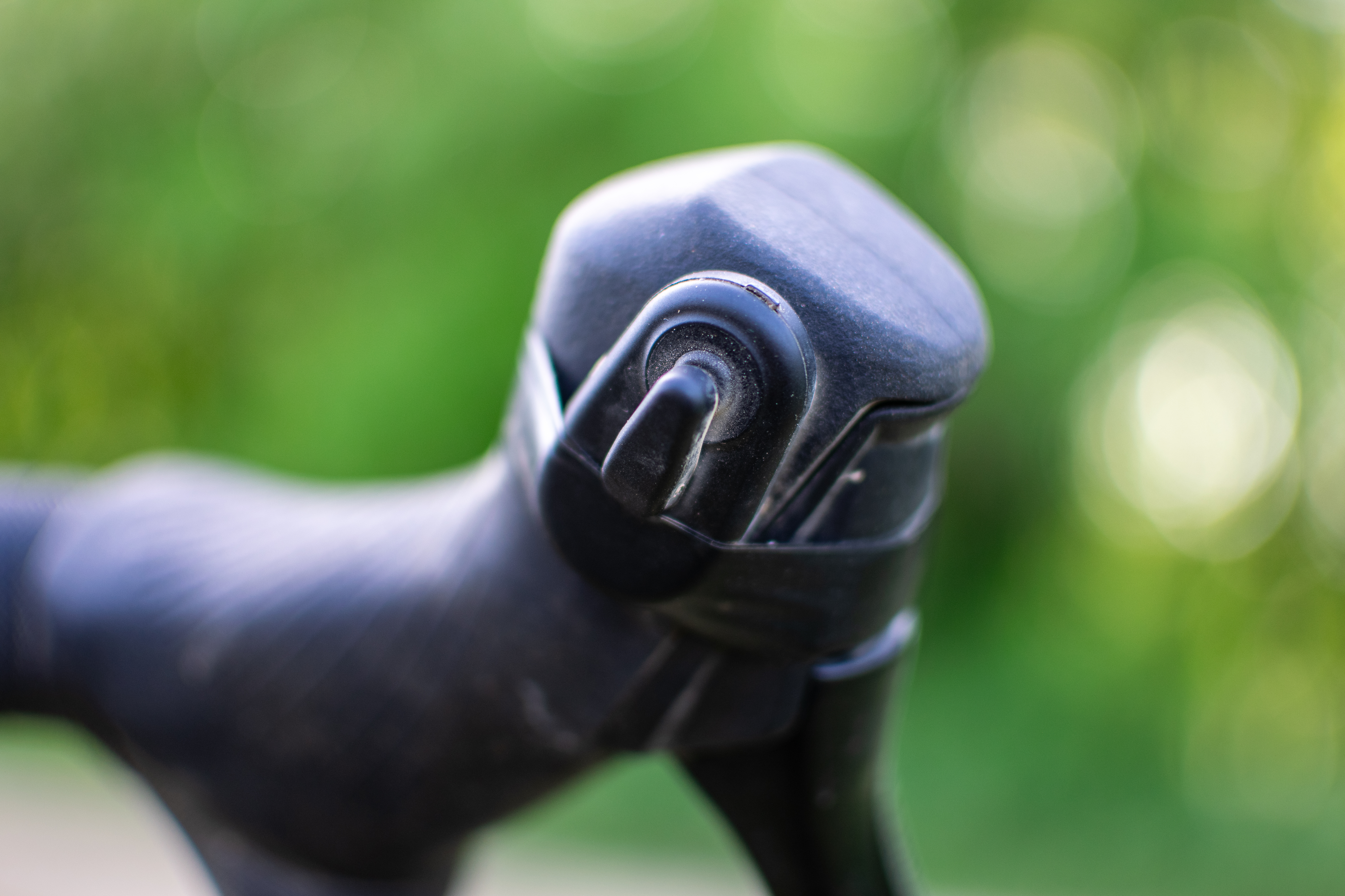 Una palanca de cambios de fuerza sram con un blip inalámbrico grabado