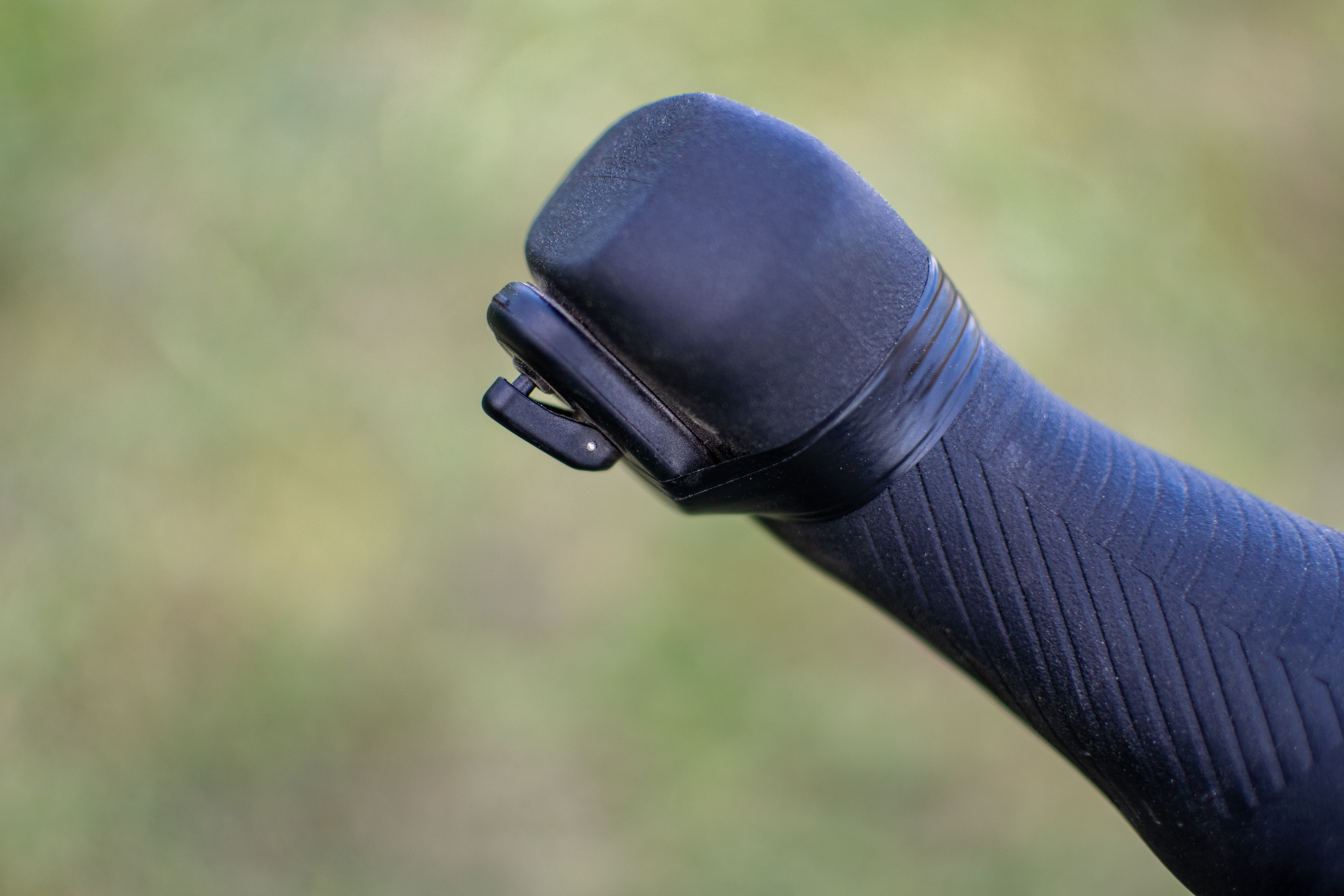 Una palanca de cambios de fuerza sram con un cañón inalámbrico pegado a él