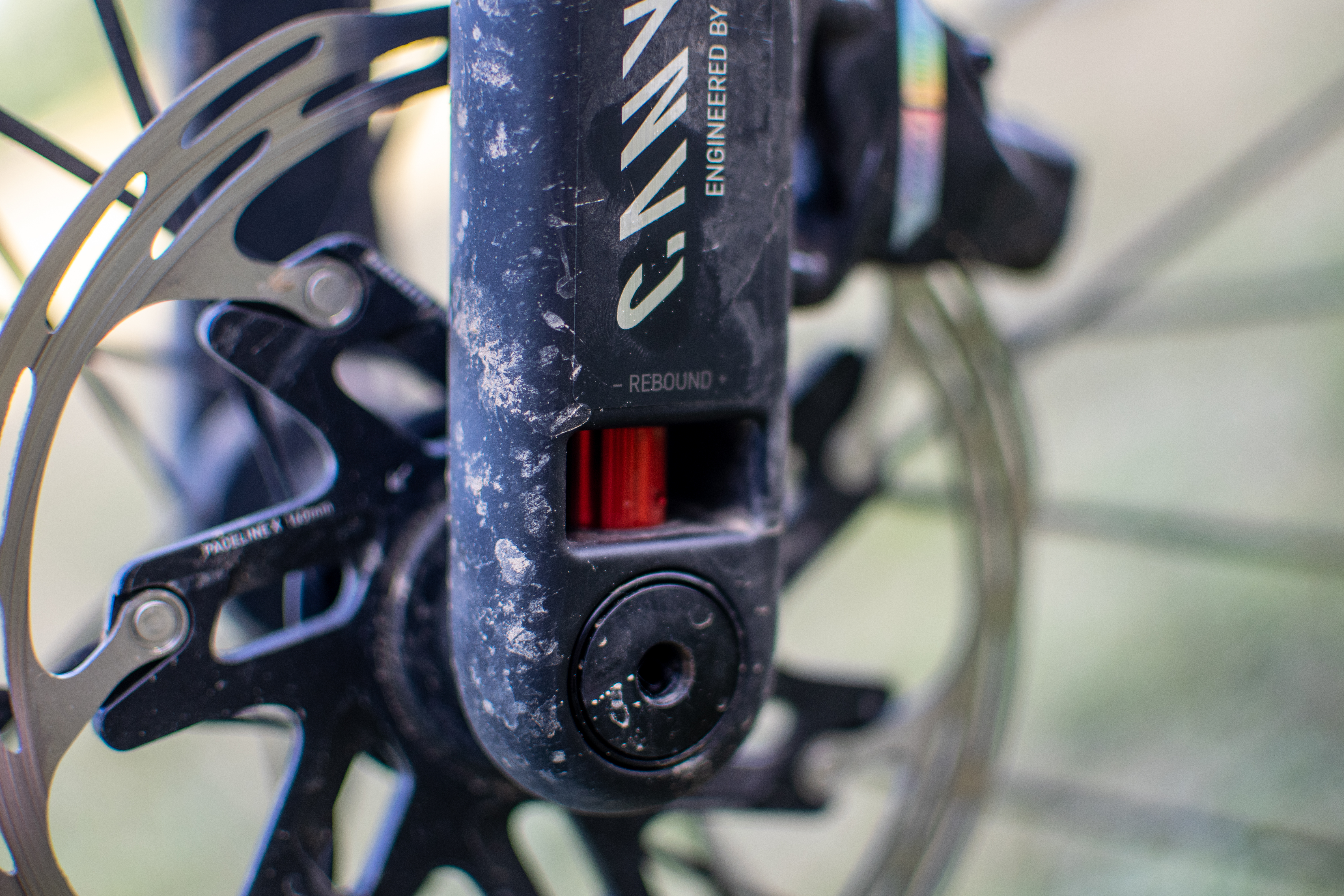 Un ajustador de rebote rojo de horquilla suspensiva