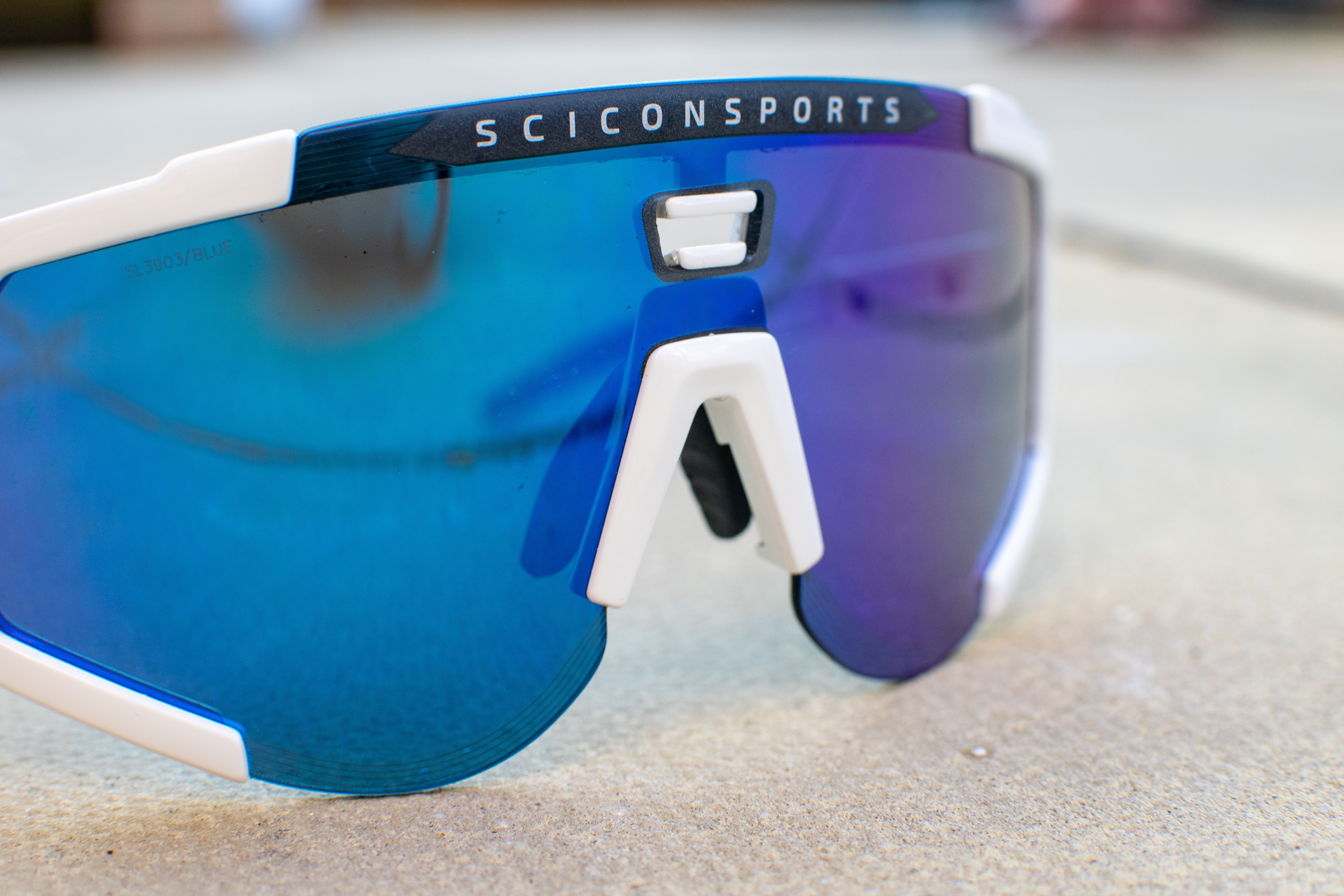 Un par de gafas de sol de aeroscopio escicón azul y blanco