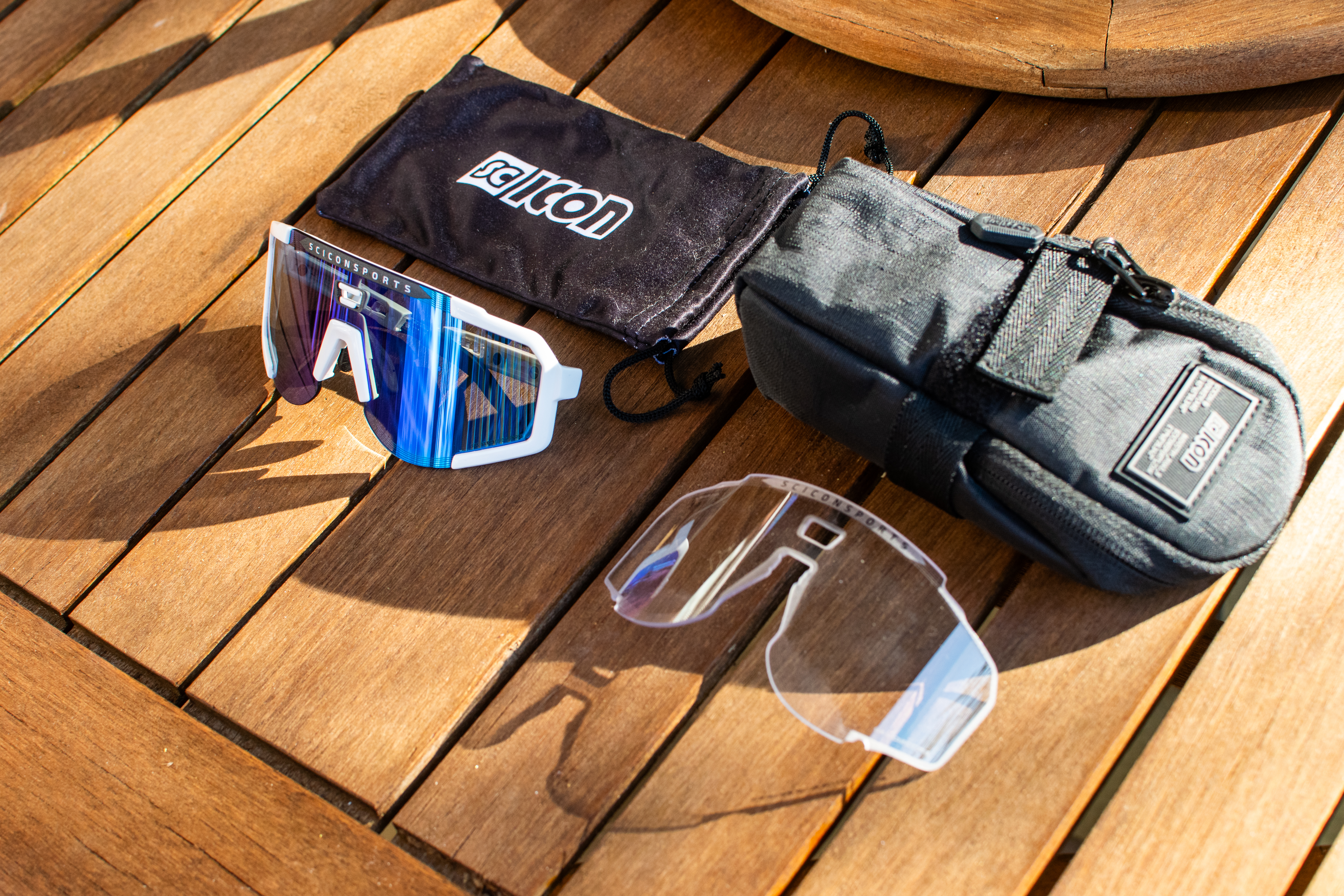 Un par de gafas de sol de aeroscopio escicón azul y blanco