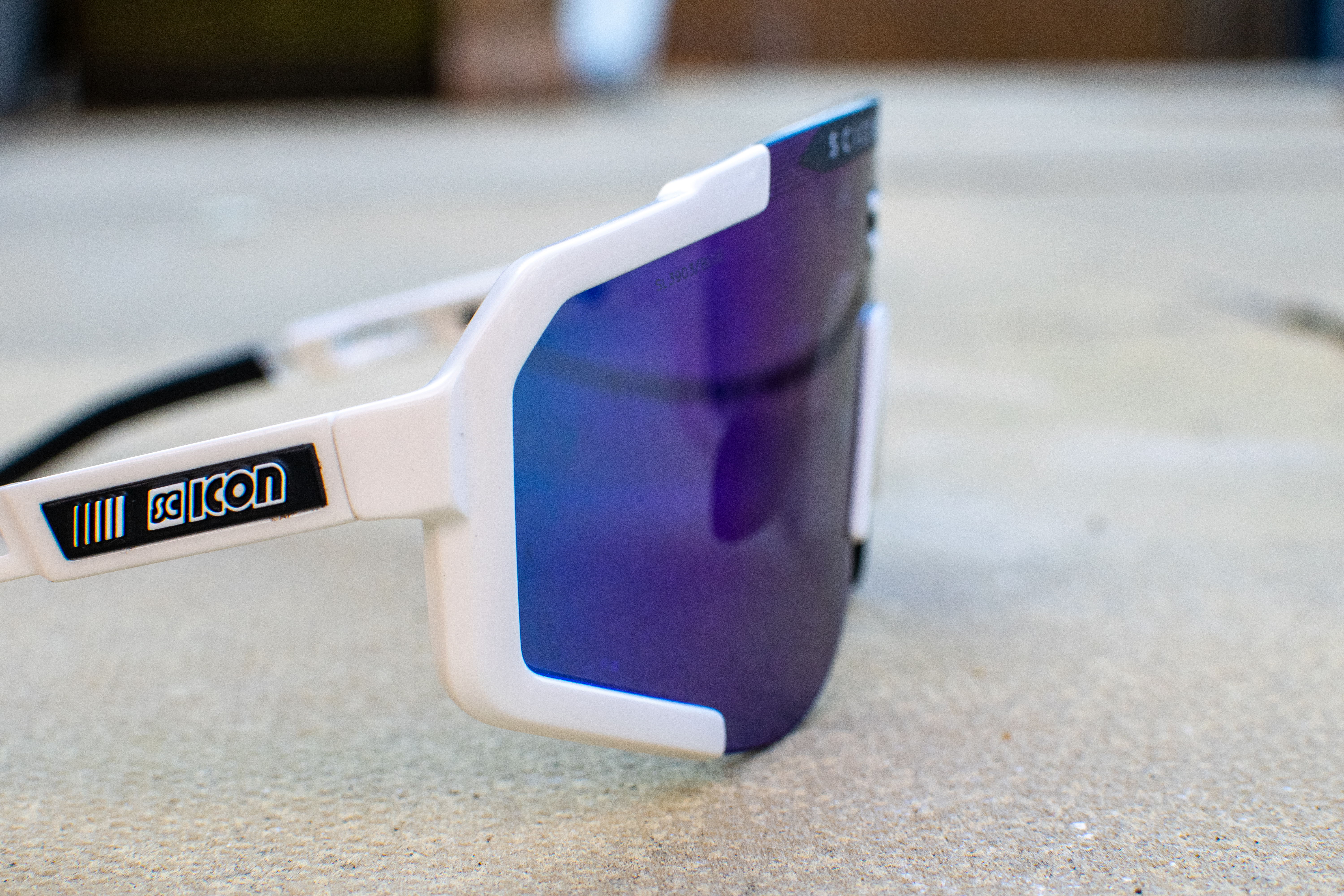 Un par de gafas de sol de Aeroscope Scicon blanco y azul