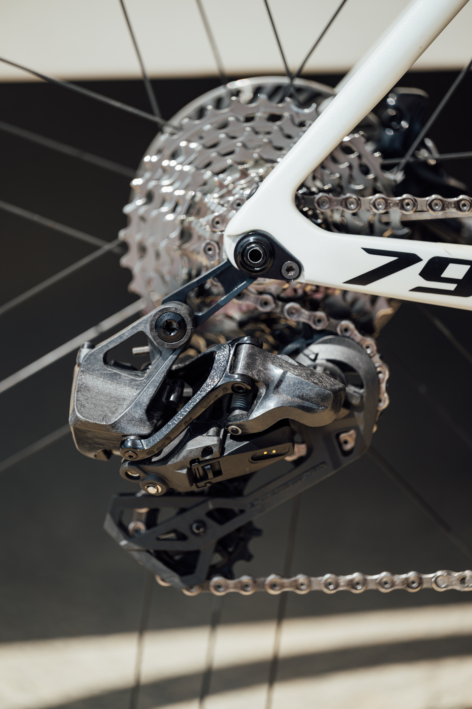Un primer plano del nuevo grupo inalámbrico Super Record de Campagnolo