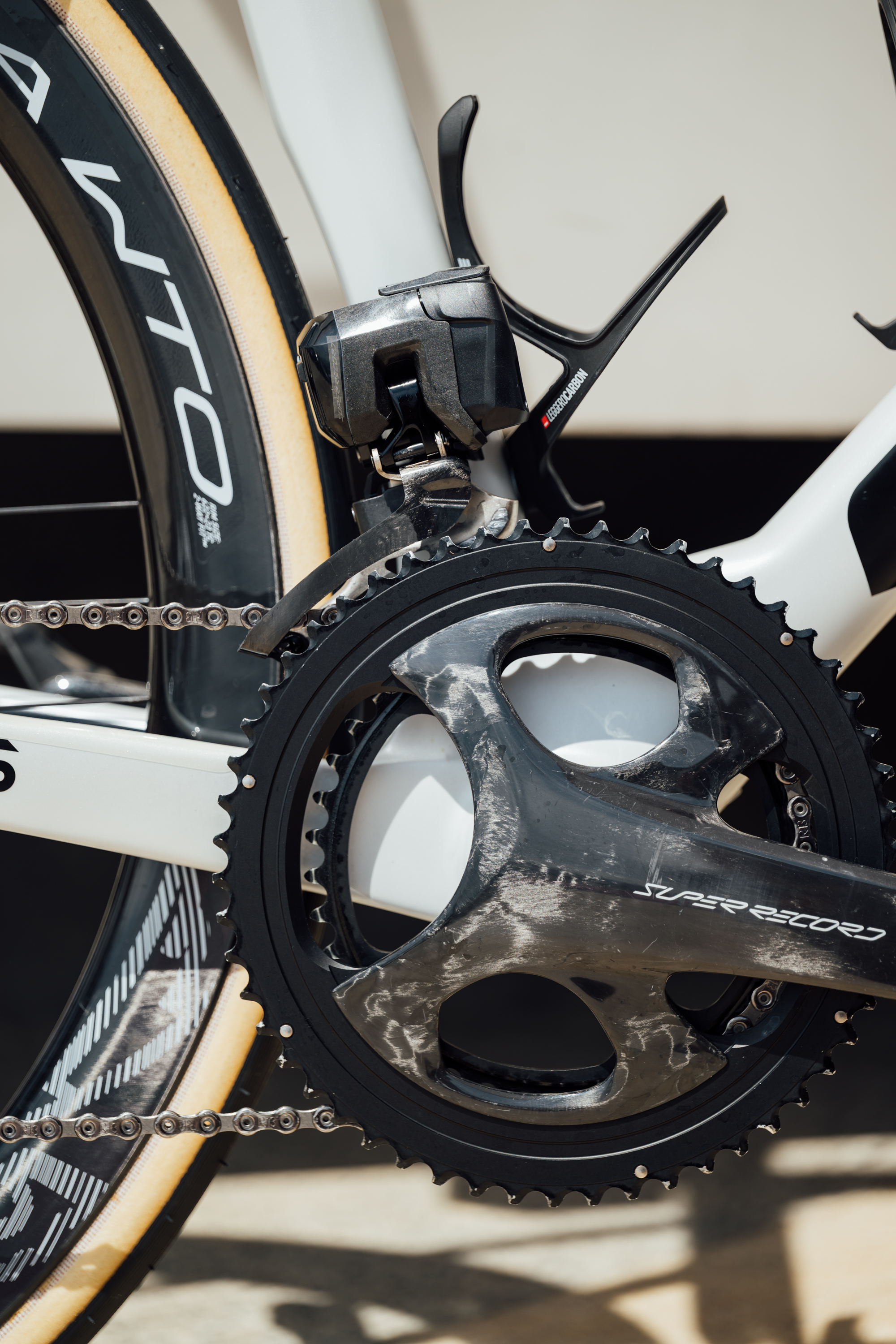 Un primer plano del nuevo grupo inalámbrico Super Record de Campagnolo