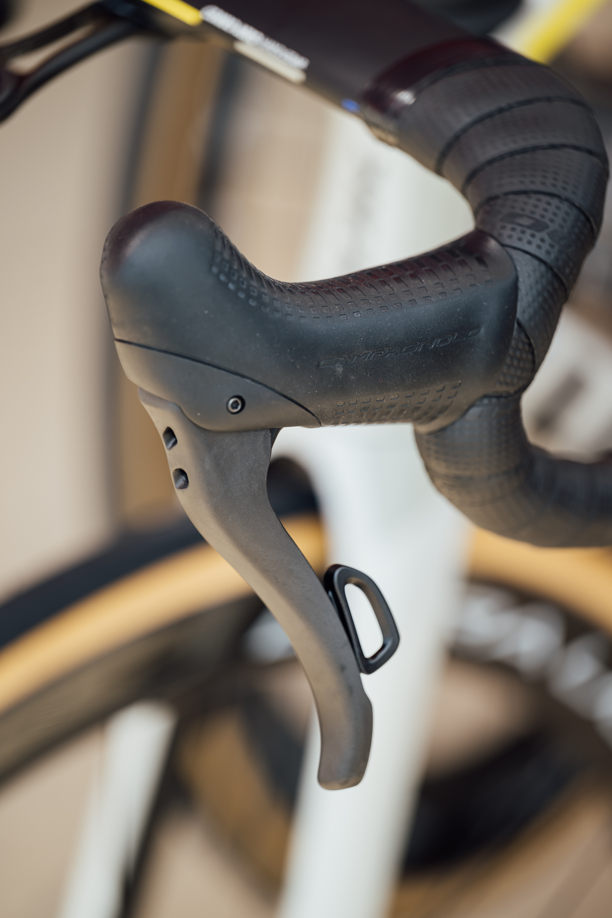 Un primer plano del nuevo grupo inalámbrico Super Record de Campagnolo