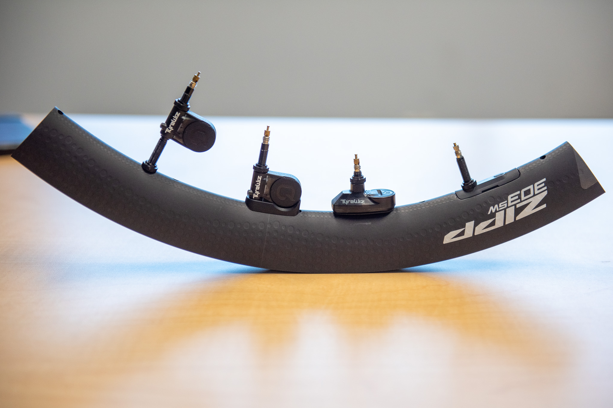 Imágenes del ZIPP 353 NSW con el nuevo sensor de rueda de hachas integradas