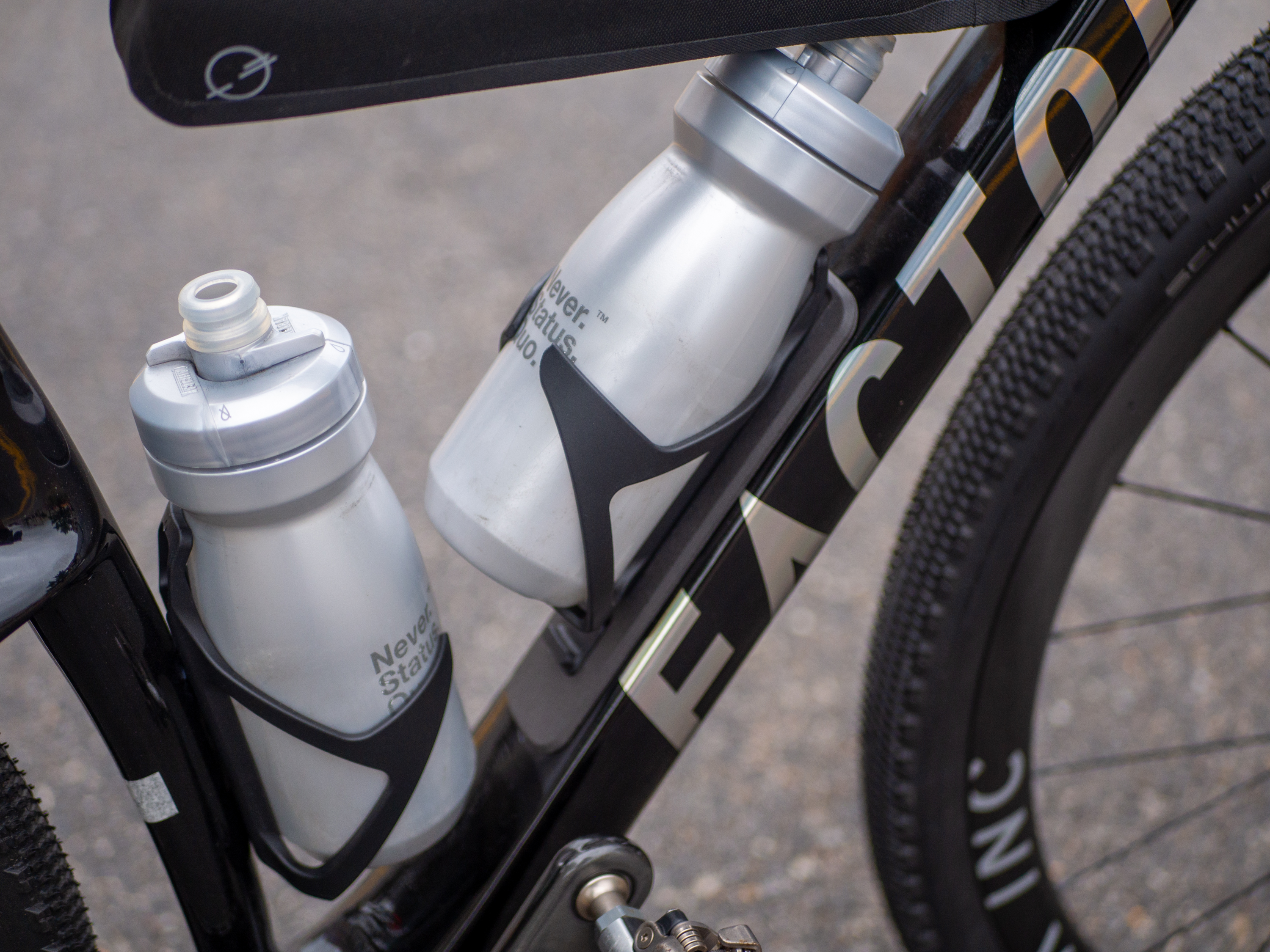 Imágenes de cerca de una nueva bicicleta de grava factor