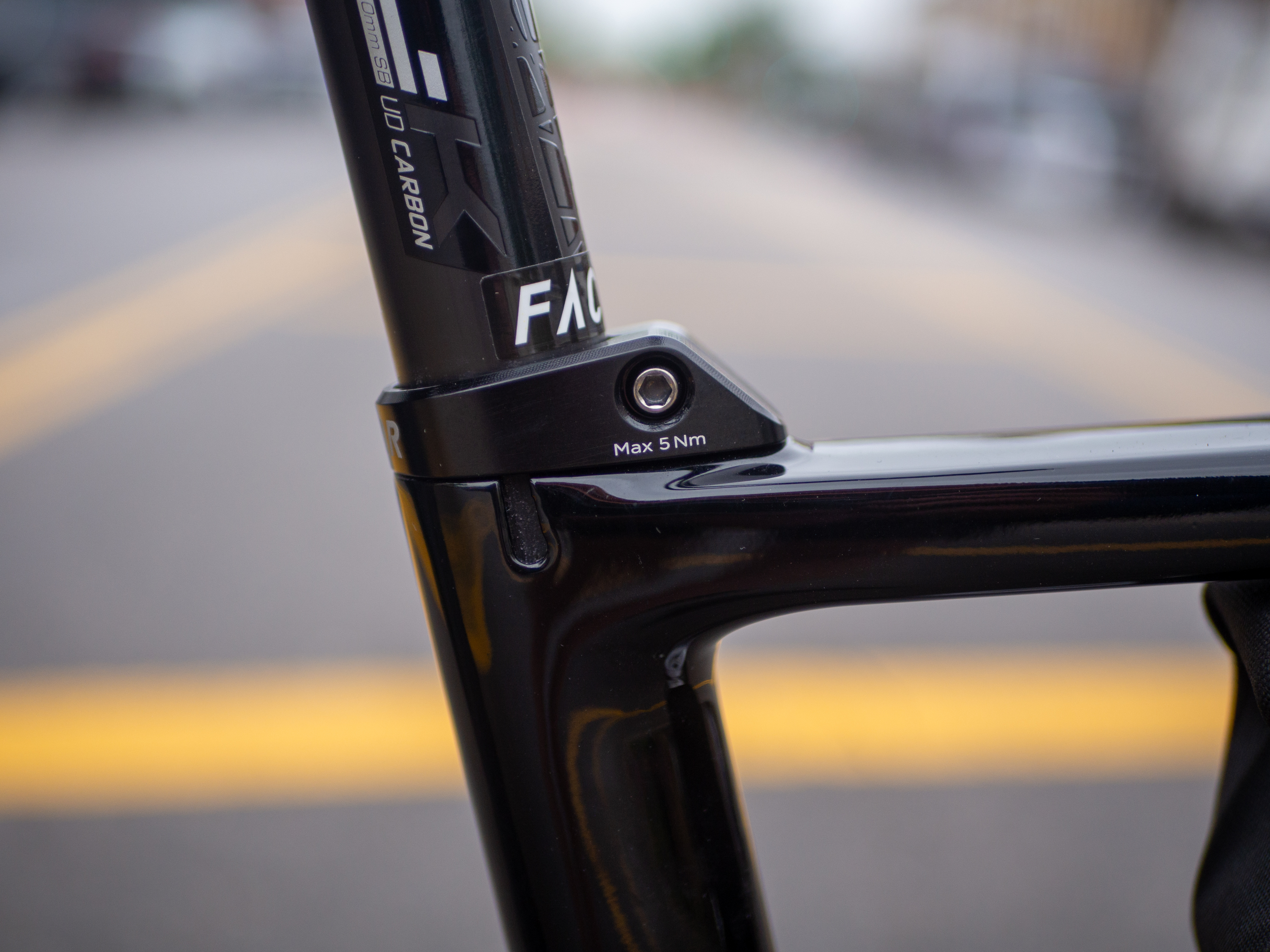 Imágenes de cerca de una nueva bicicleta de grava factor