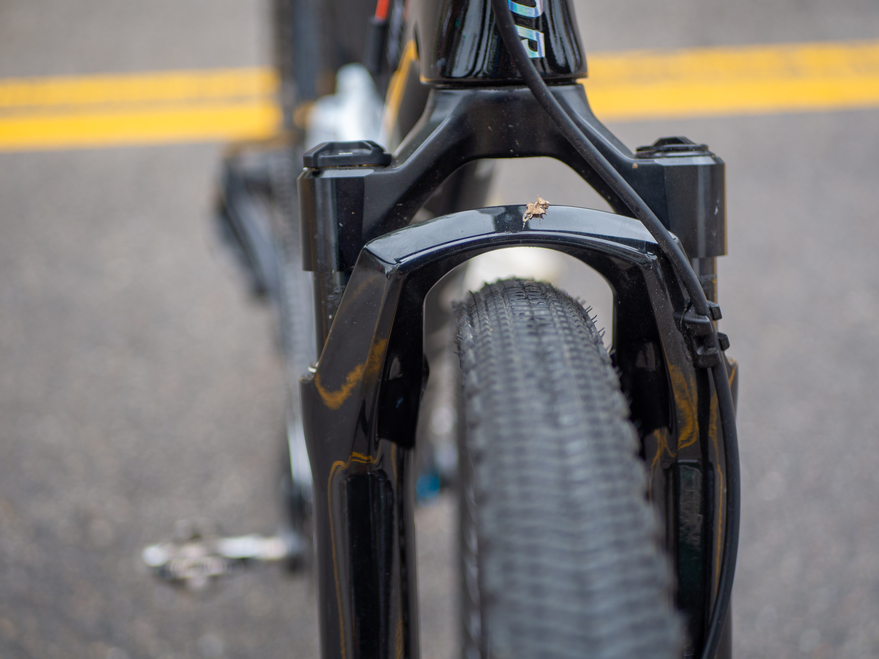 Imágenes de cerca de una nueva bicicleta de grava factor