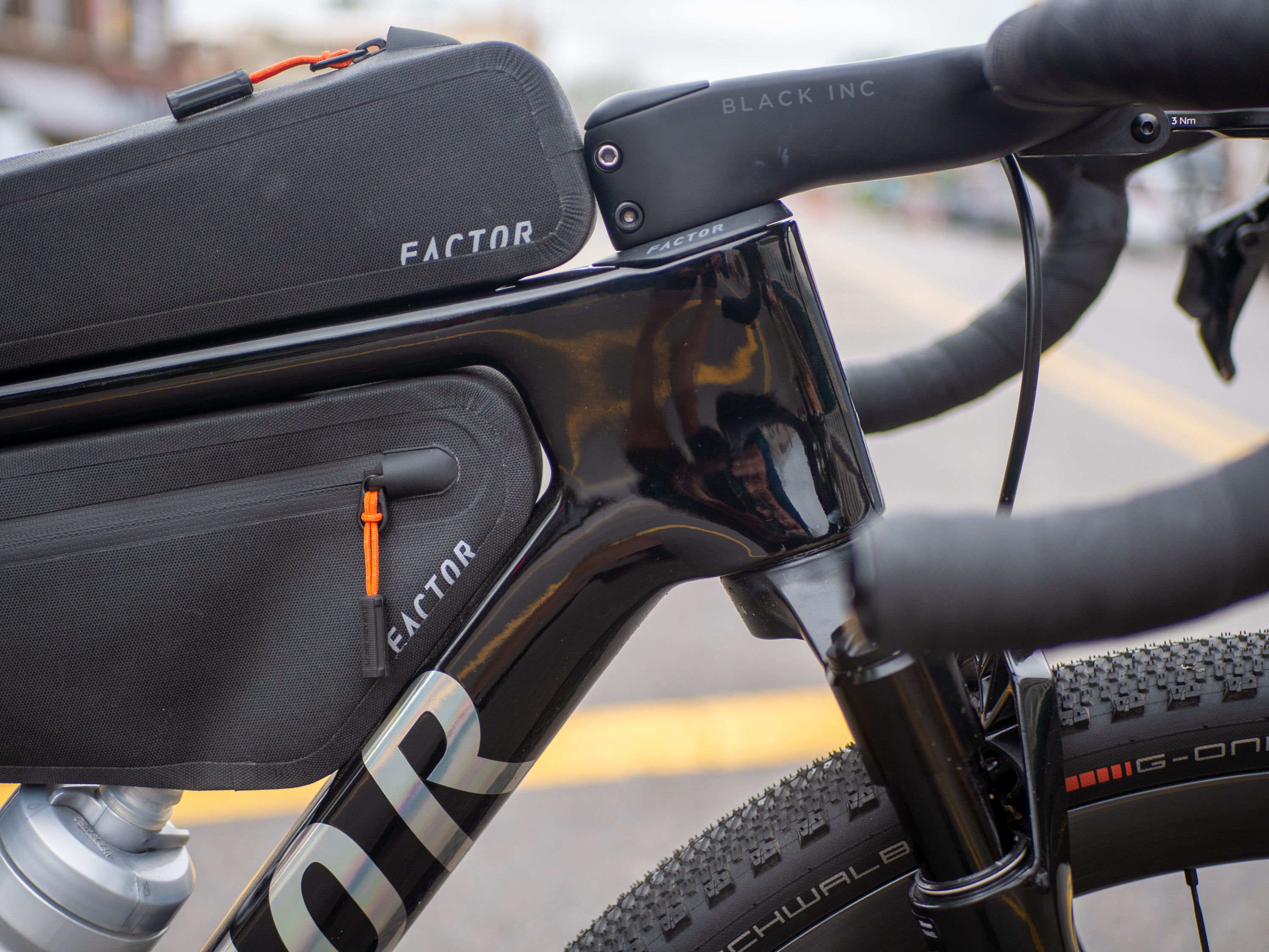 Imágenes de cerca de una nueva bicicleta de grava factor