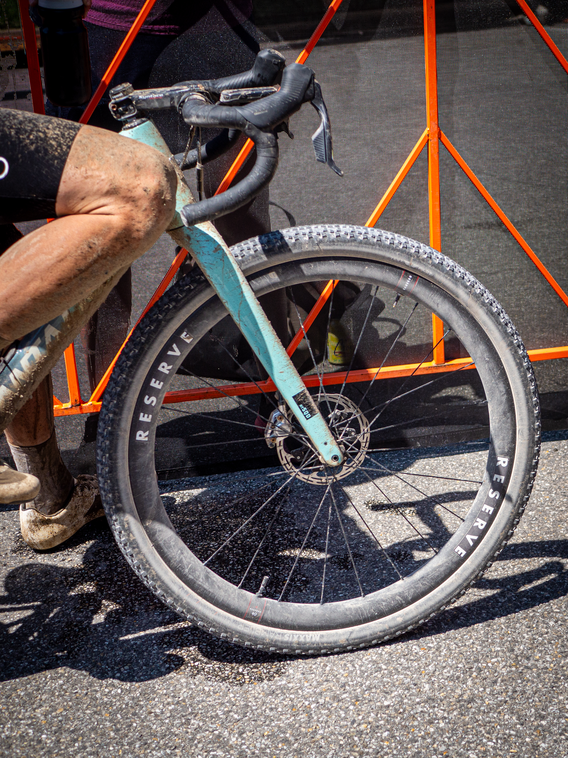 Una foto de la rueda para bicicletas de Keegan Swenson, cada una con dos válvulas