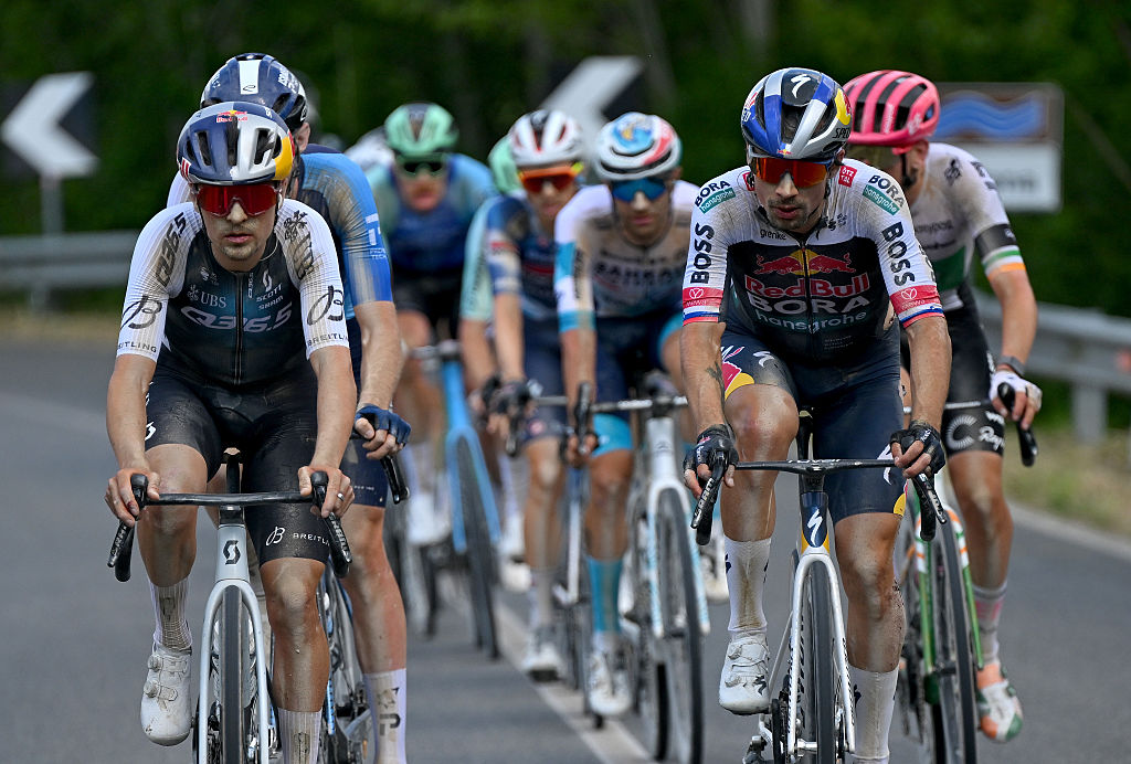 Siena Italia 18 de mayo LR Thomas Pidcock de Gran Bretaña y Equipo Q365 Pro Cicling y Primoz Roglic de Eslovenia y el equipo Red Bull Bora Hansgrohe Compite en el grupo Chase durante el 108º Giro Ditalia 2025 Etapa 9 A 181 km desde Gubbio a Siena UCIT en mayo 2025 en Siena de Times de Times.